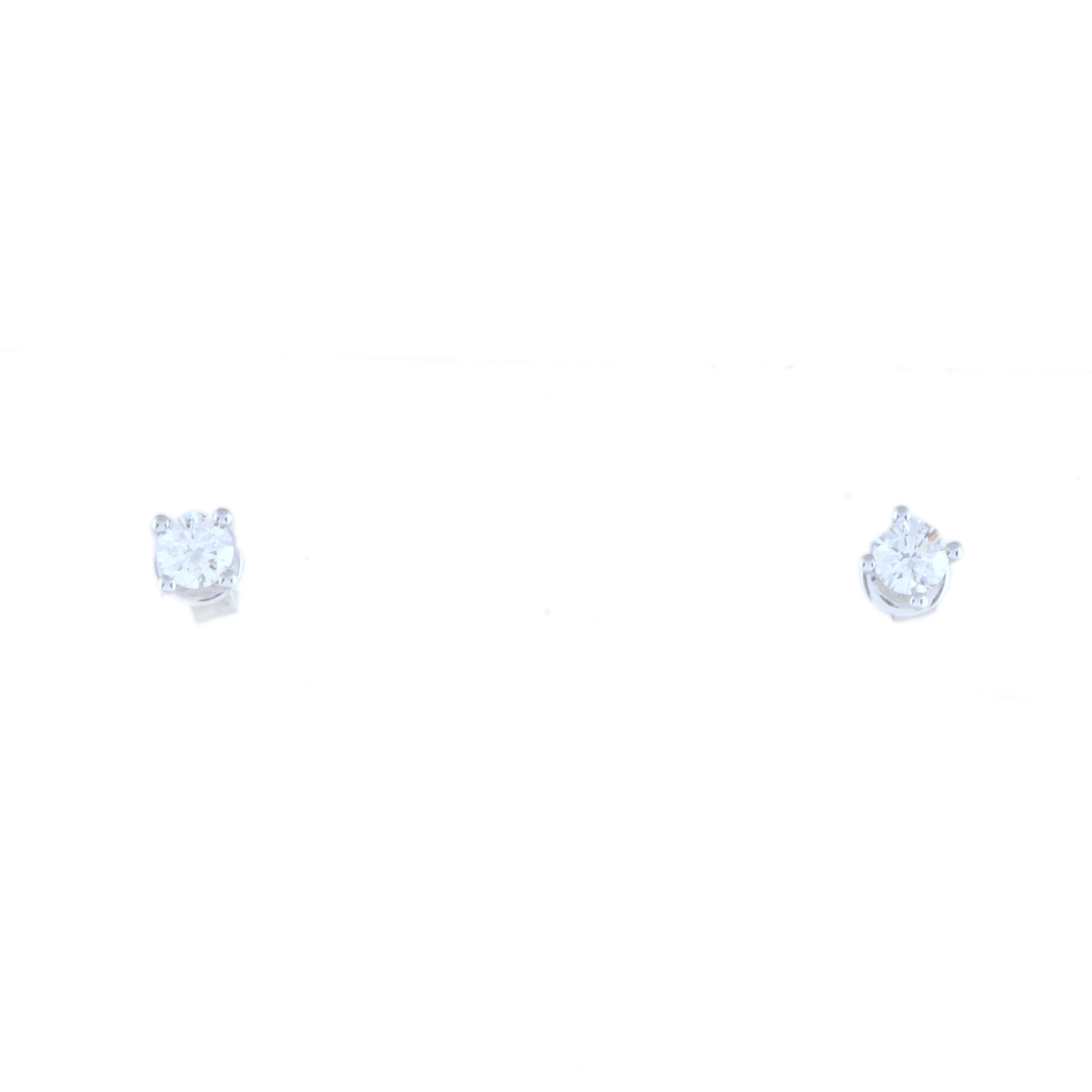 Pendientes dormilonas de diamantes.
