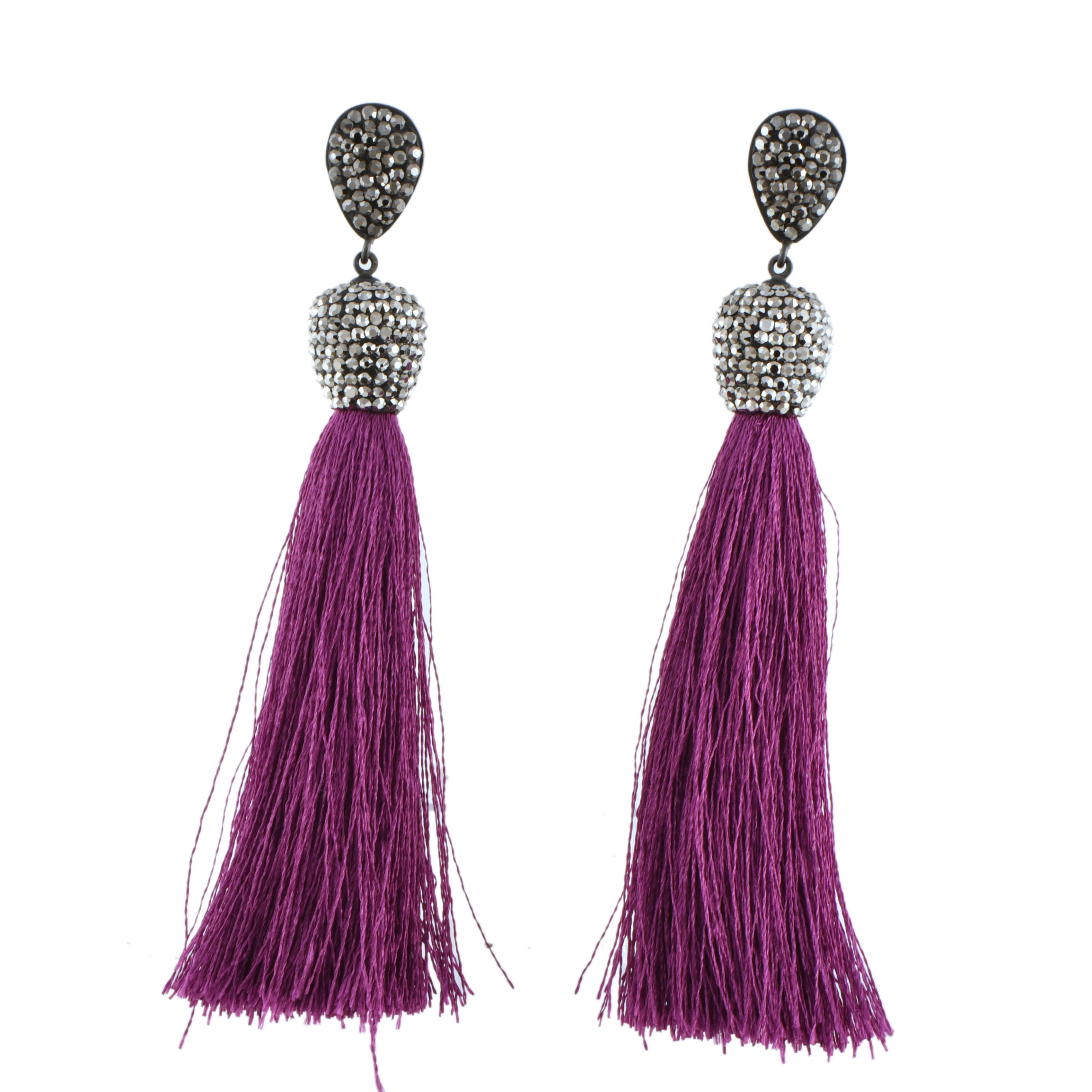 Pendientes largos con marquesitas e hilo morado.