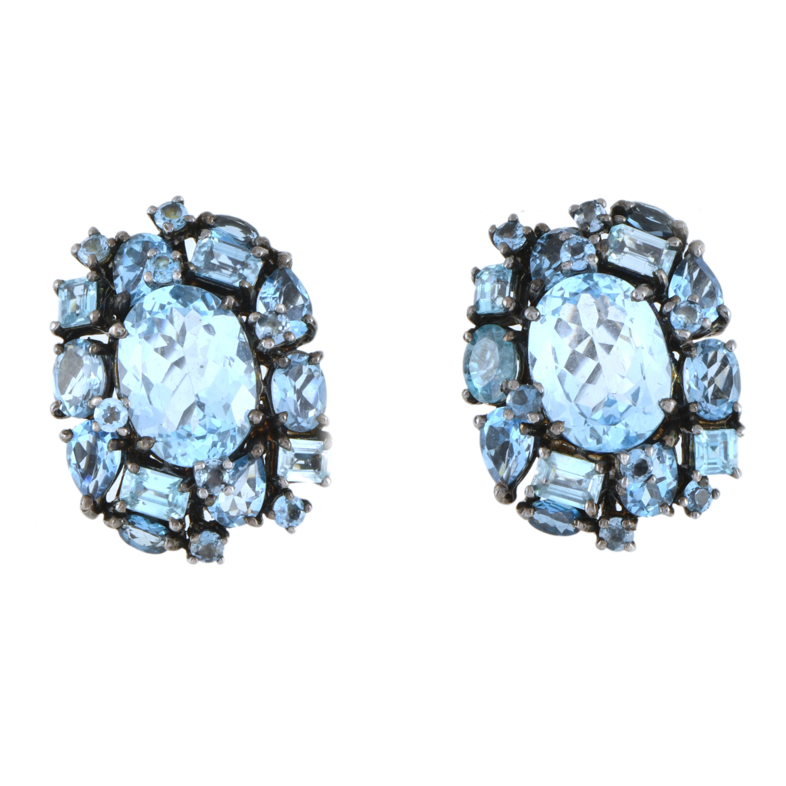 Pendientes rosetón con topacios azules.