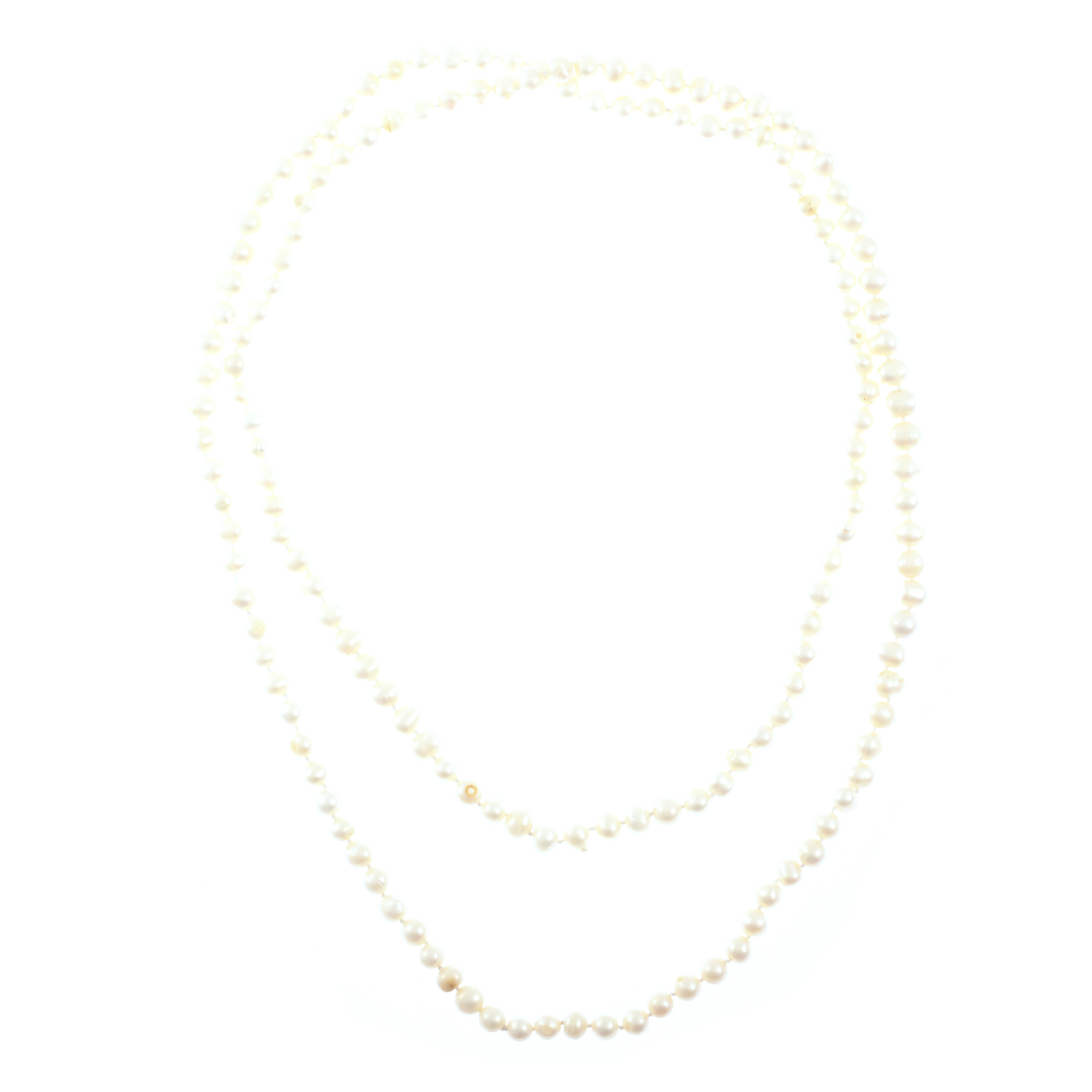 Collar de perlas irregulares.