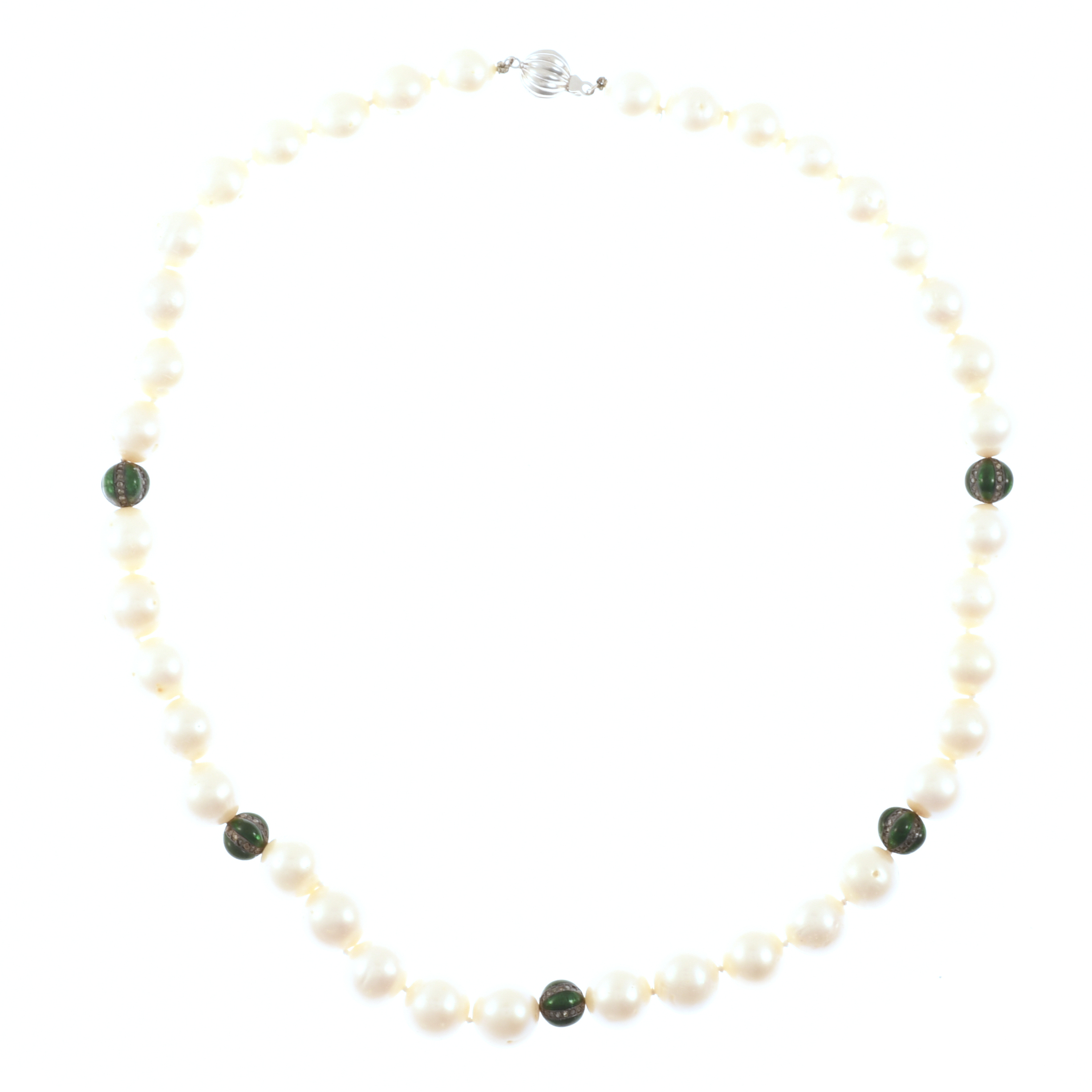 Gargantilla de perlas con cuentas con esmalte y diamantes.