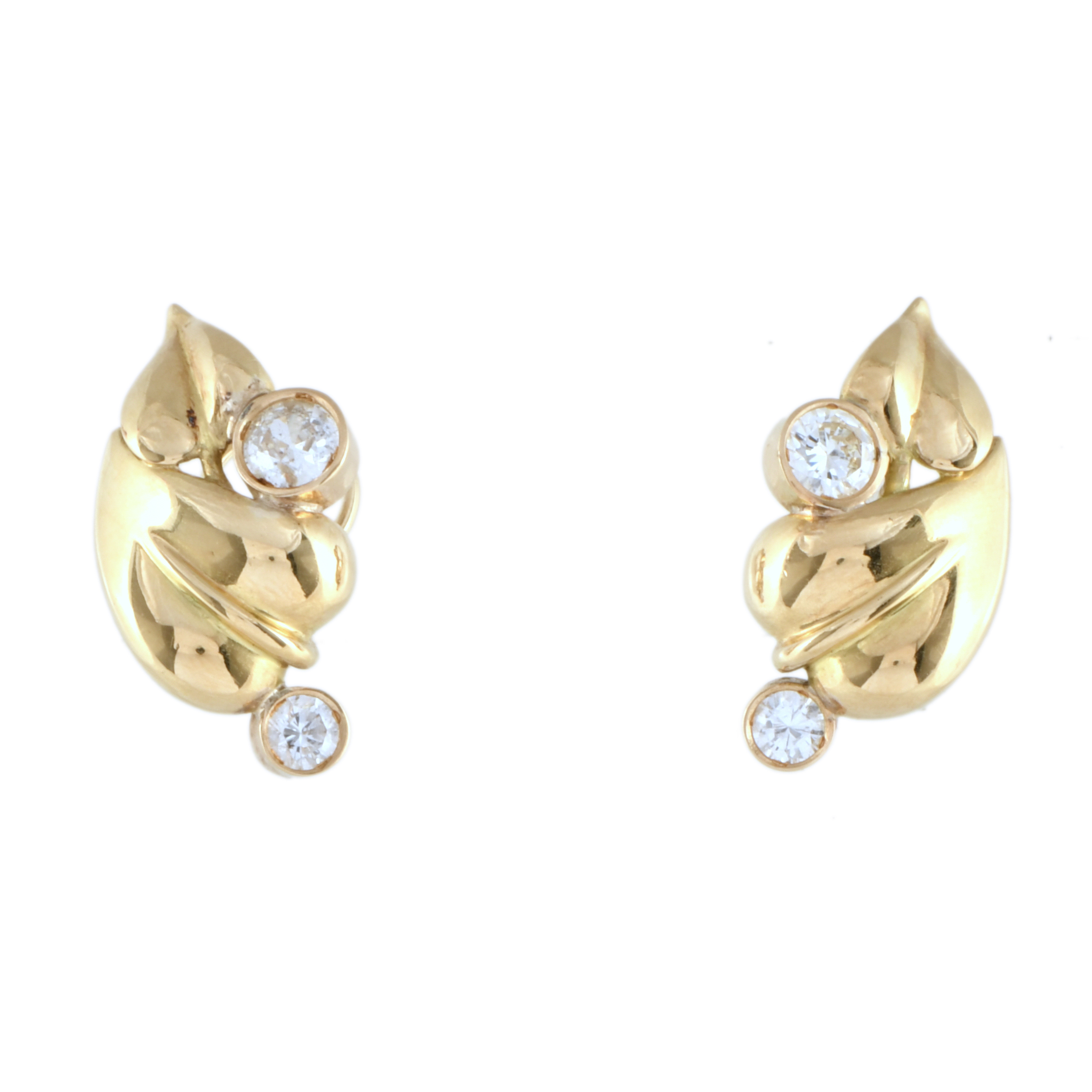 Pendientes en forma de hoja con diamantes.