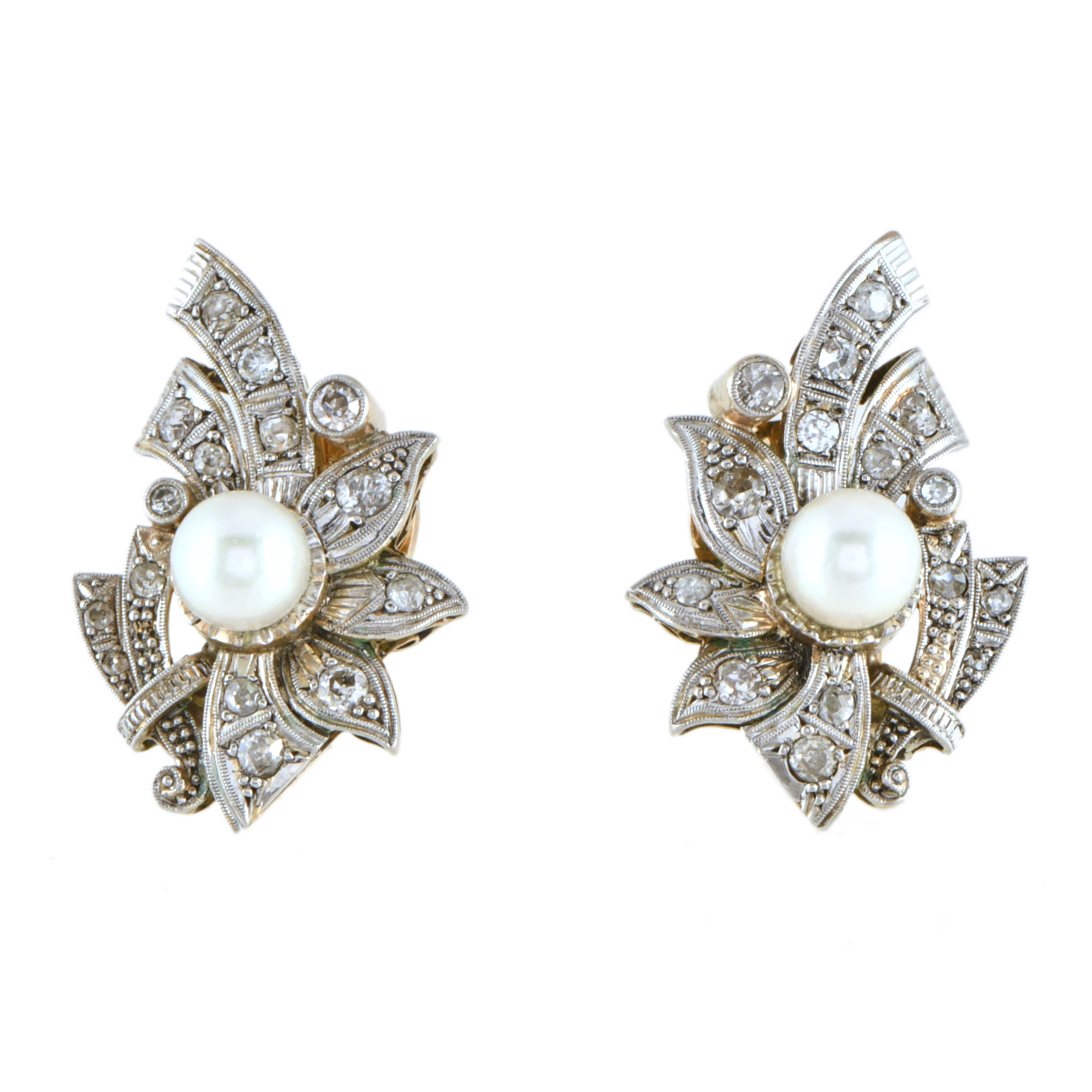 Pendientes estilo art déco con perla y diamantes.