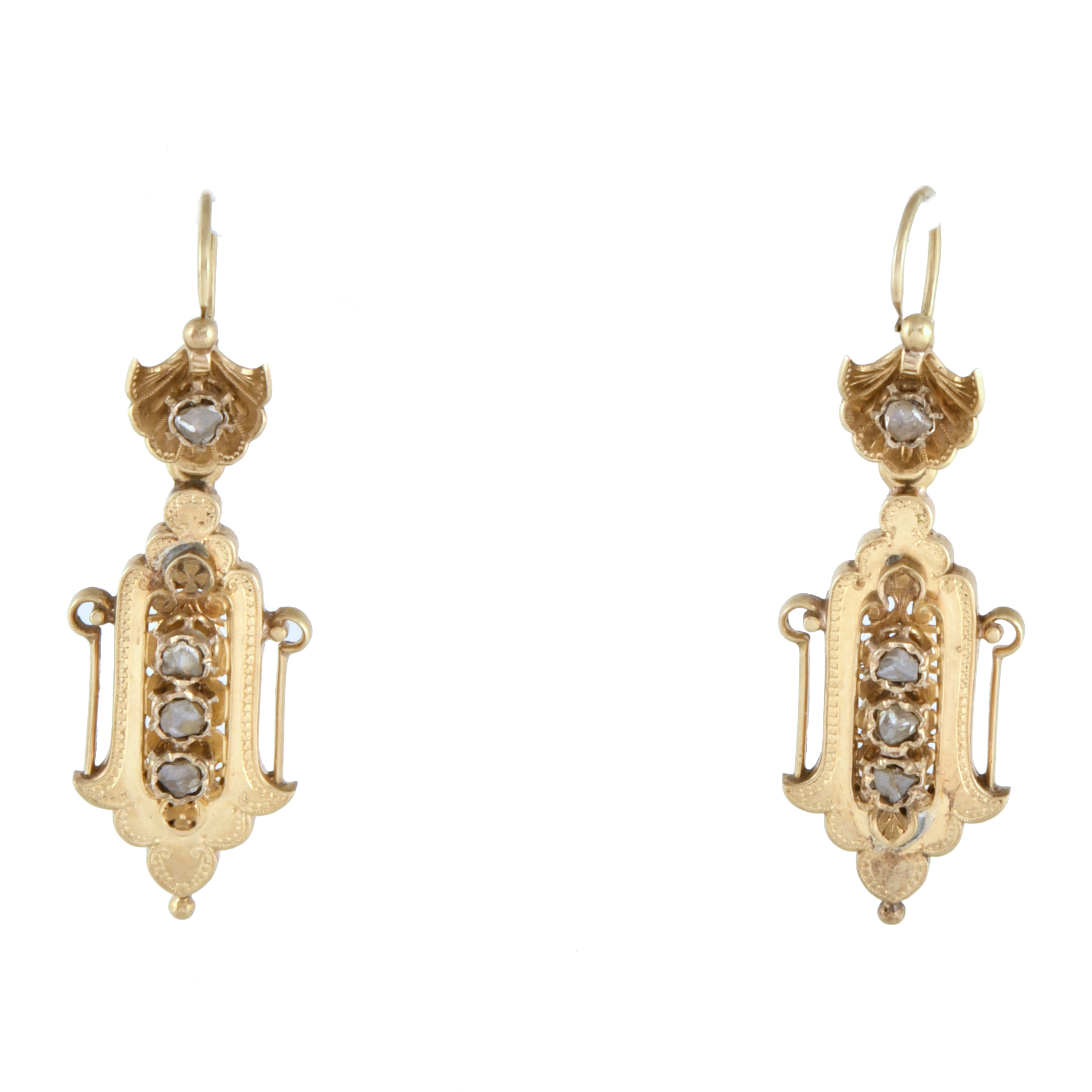 Pendientes estilo alfonsino con diamantes.