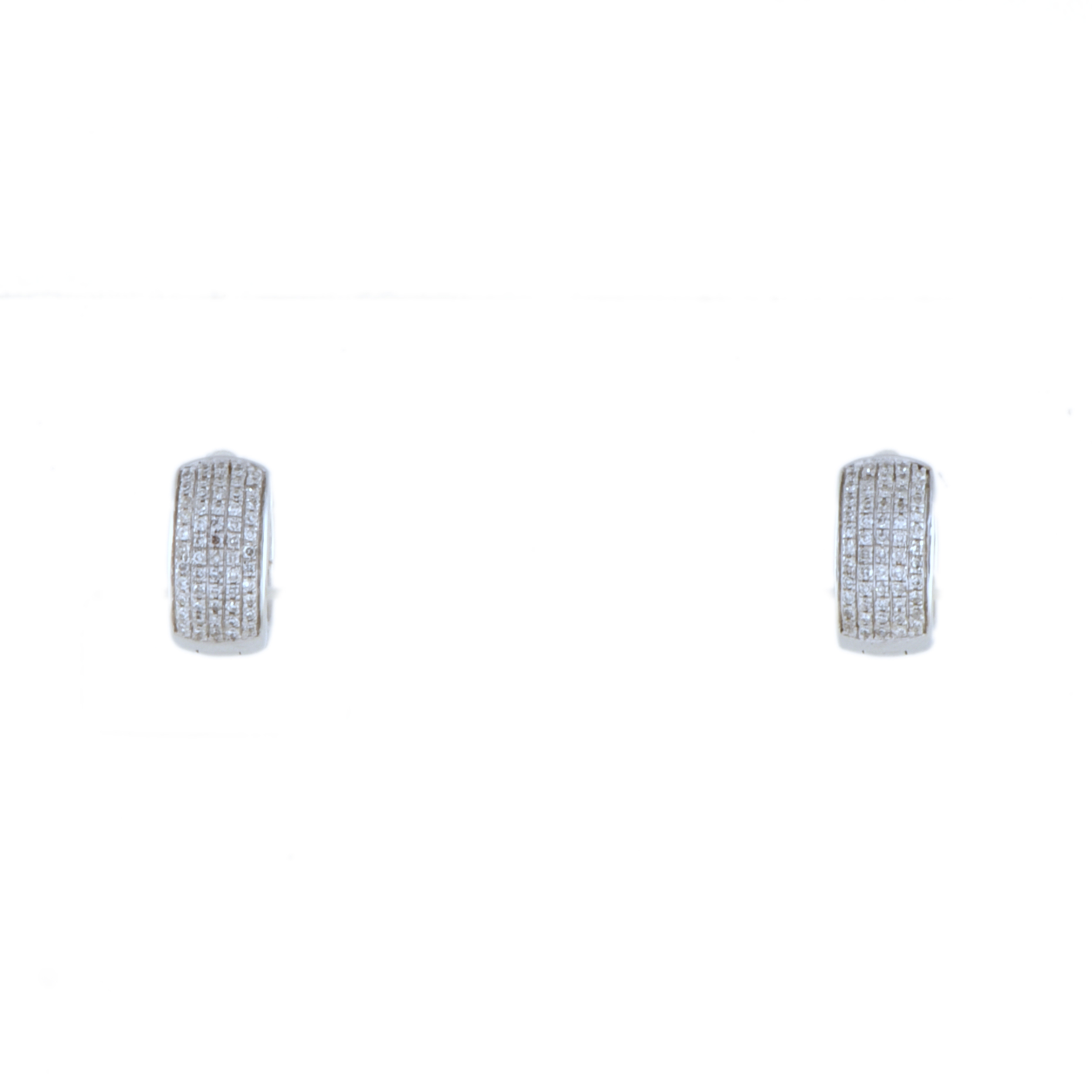 Pendientes aretes con diamantes.