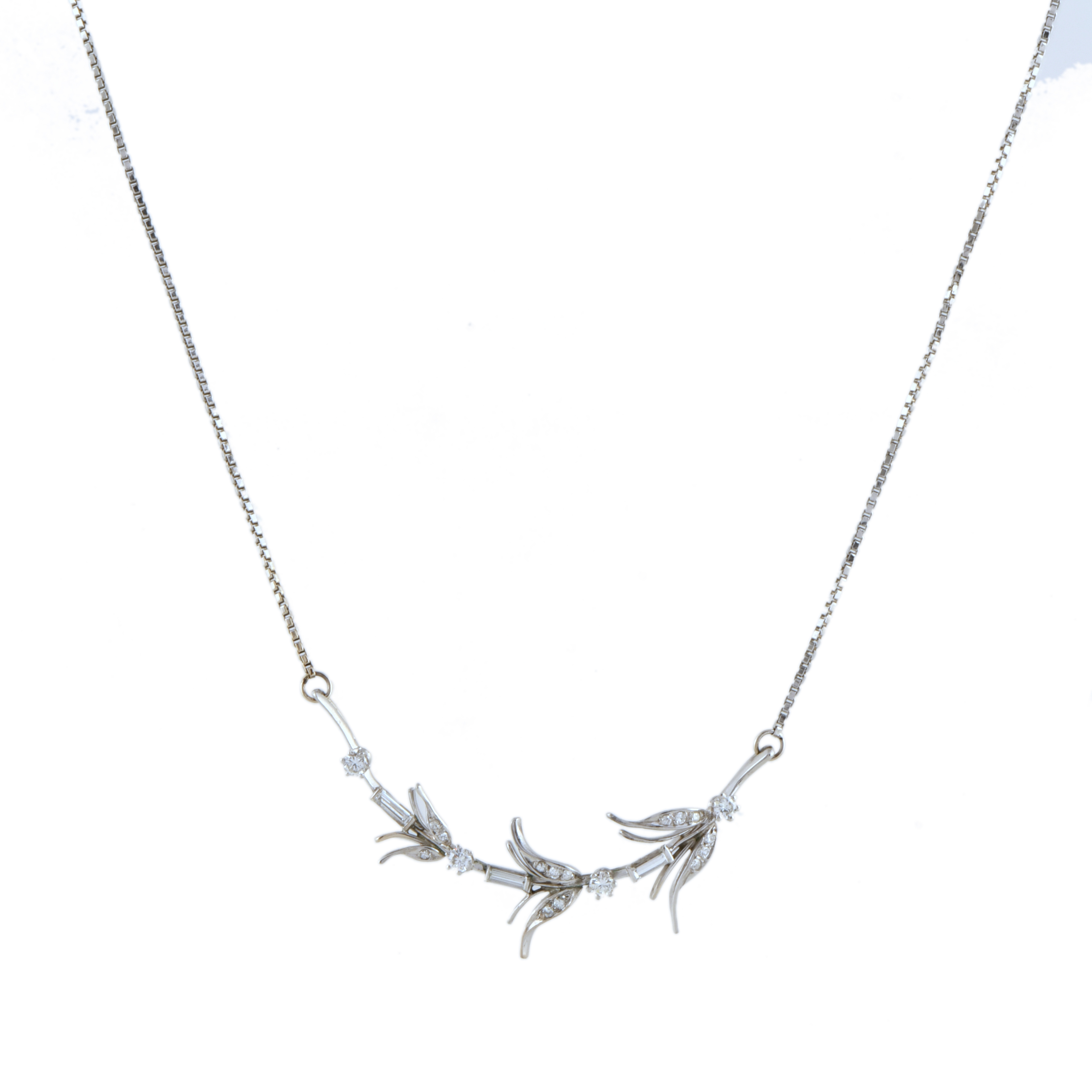 Gargantilla en forma floral con diamantes.