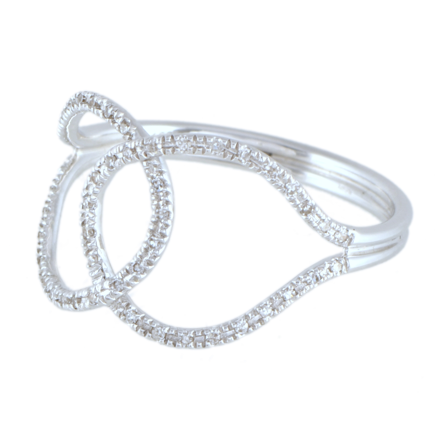 Anillo en forma entrelazada con diamantes.