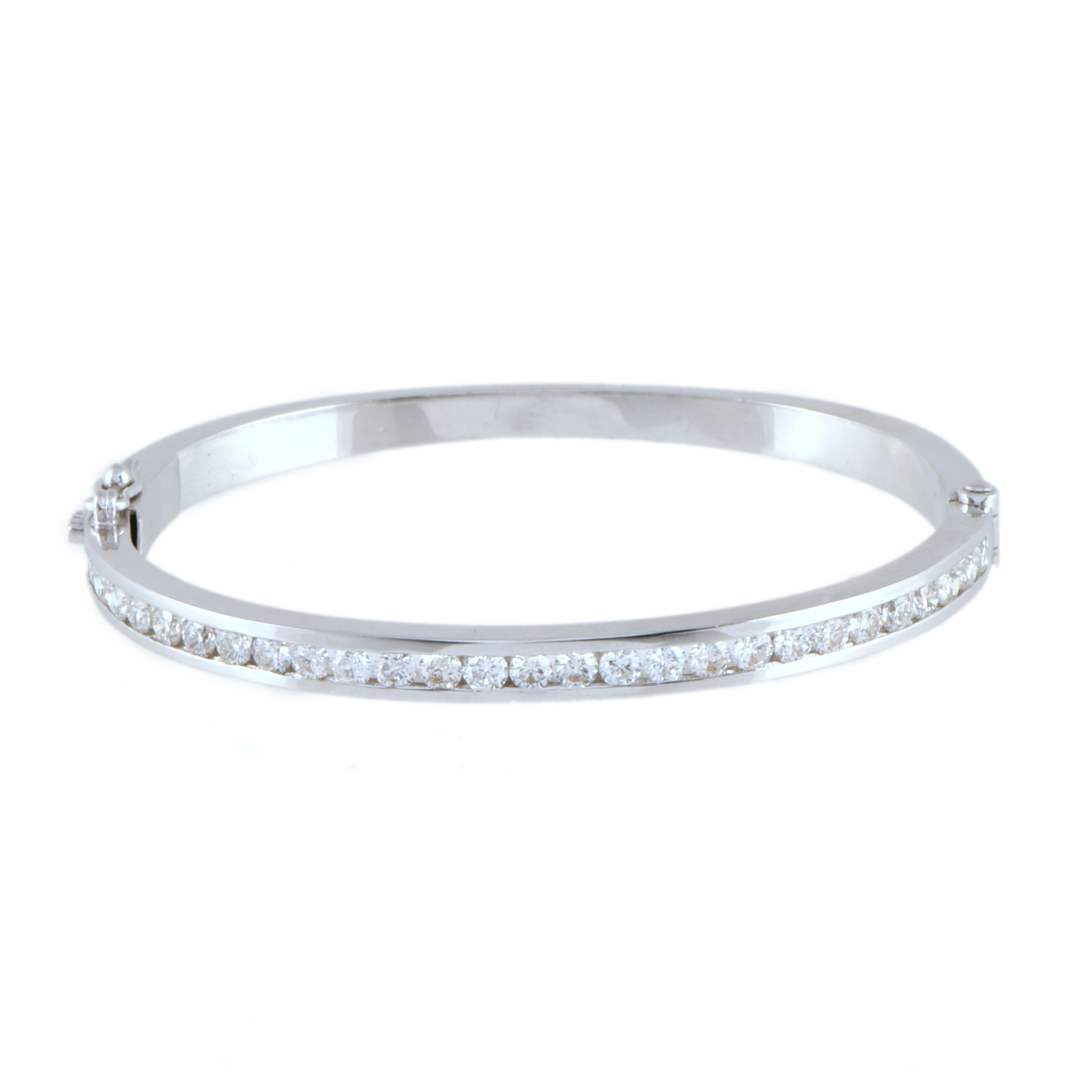 Brazalete semi rígido, con diamantes.