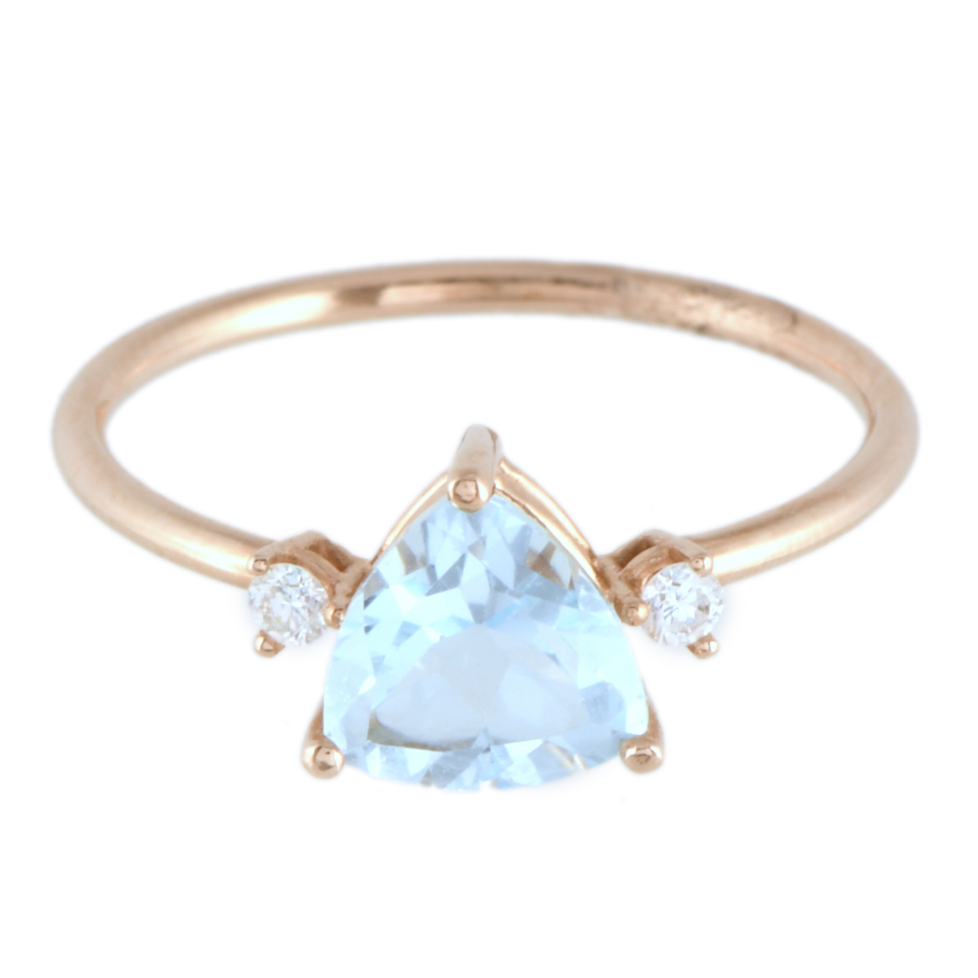 Anillo con topacio azul y diamantes.