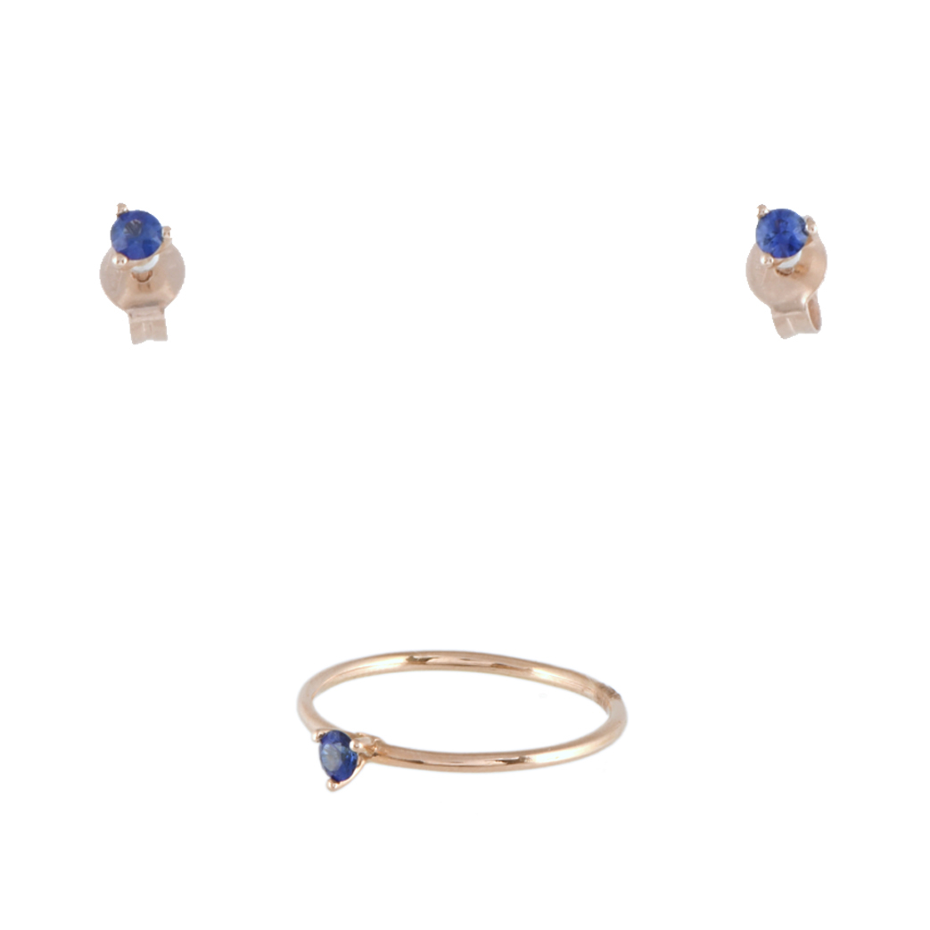Conjunto de anillo y pendientes con zafiros azules.