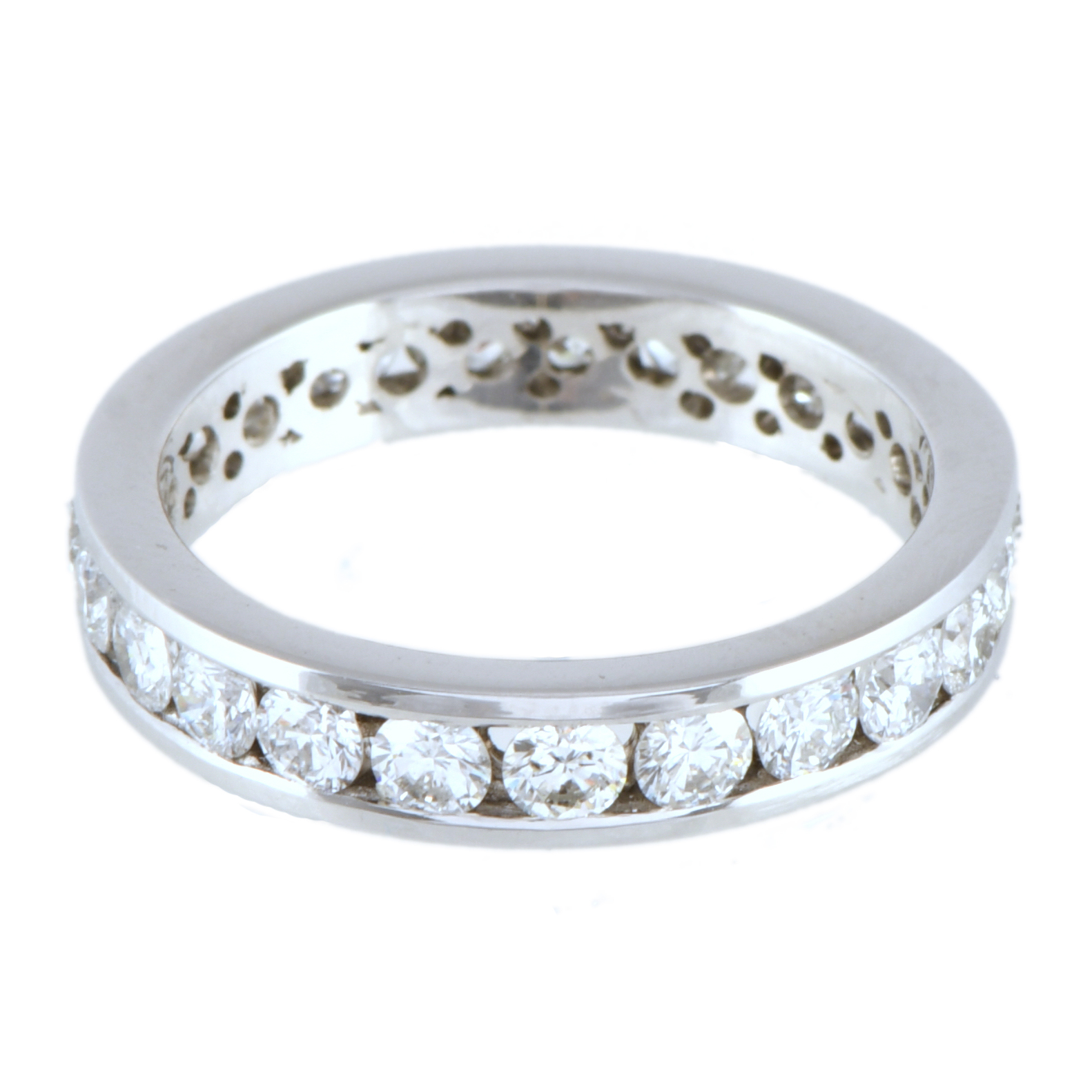 Anillo alianza completa de diamantes.