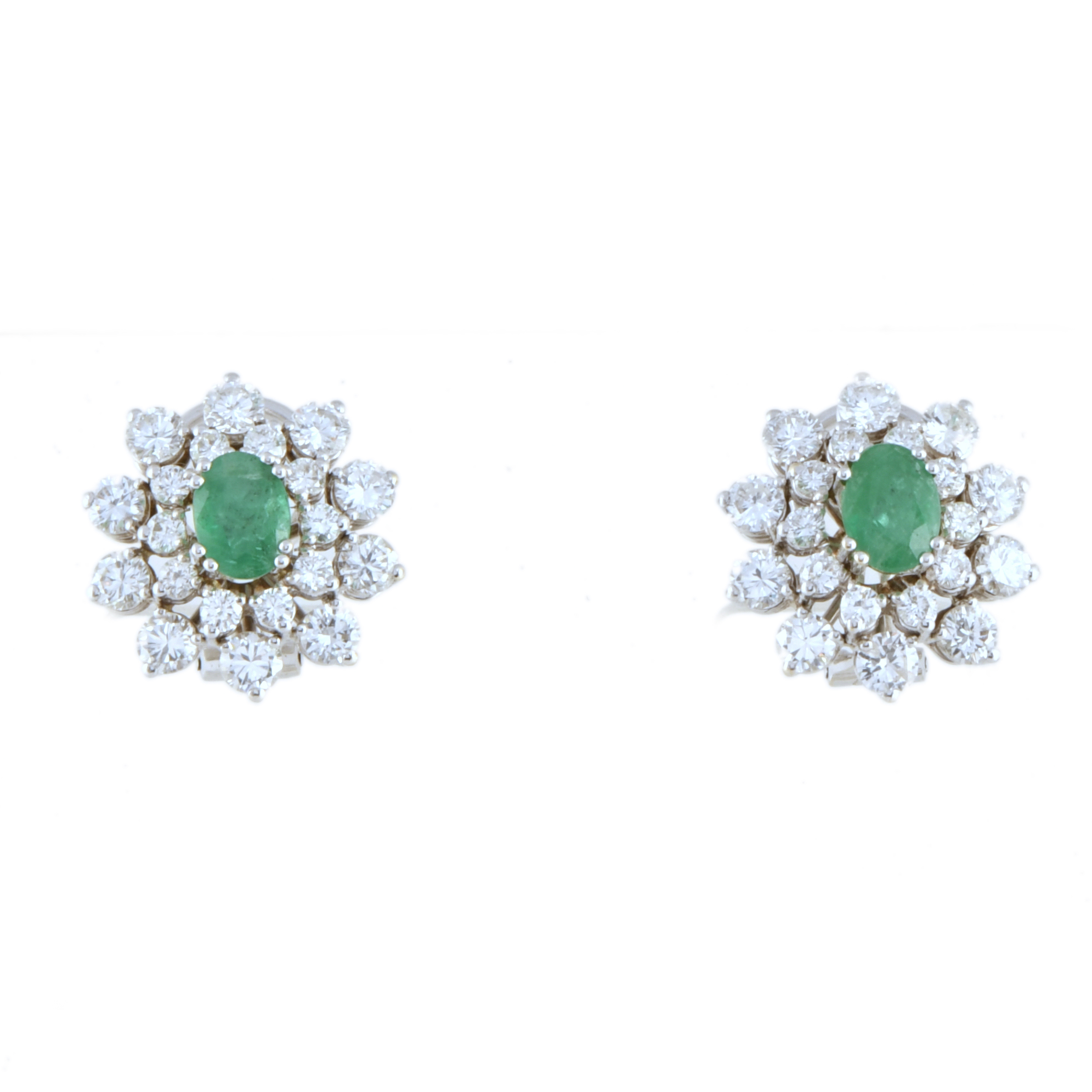 Pendientes con esmeraldas y rosetón de diamantes.