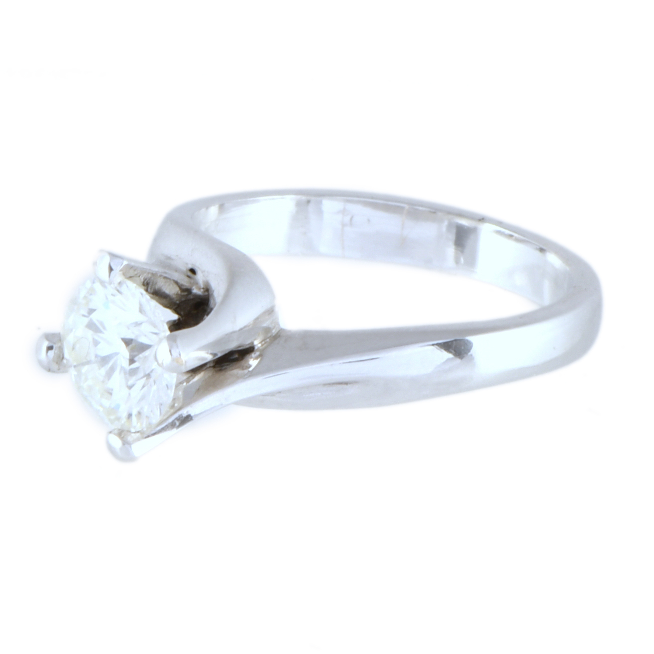 Anillo solitario con diamante.