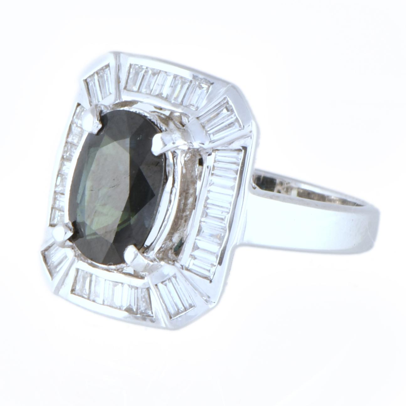 Anillo art déco con zafiro bicolor y rosetón de diamantes.