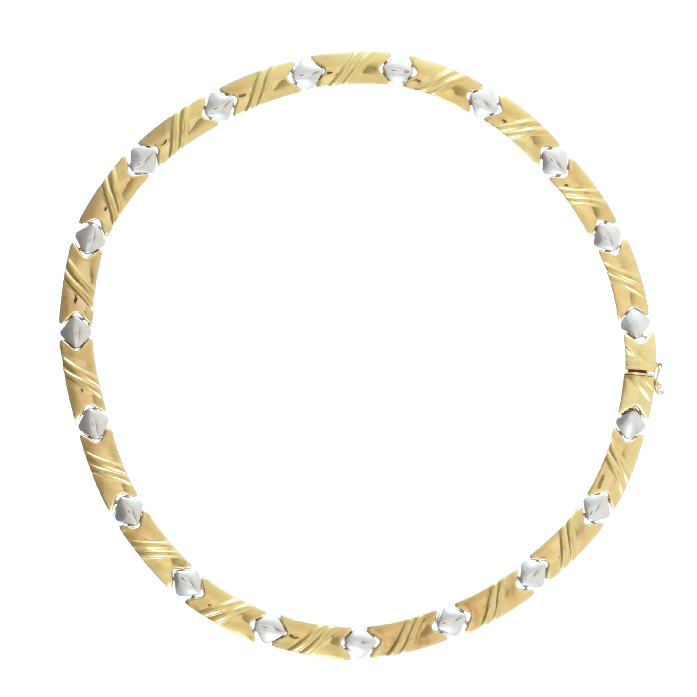 Gargantilla ancha semirígida.