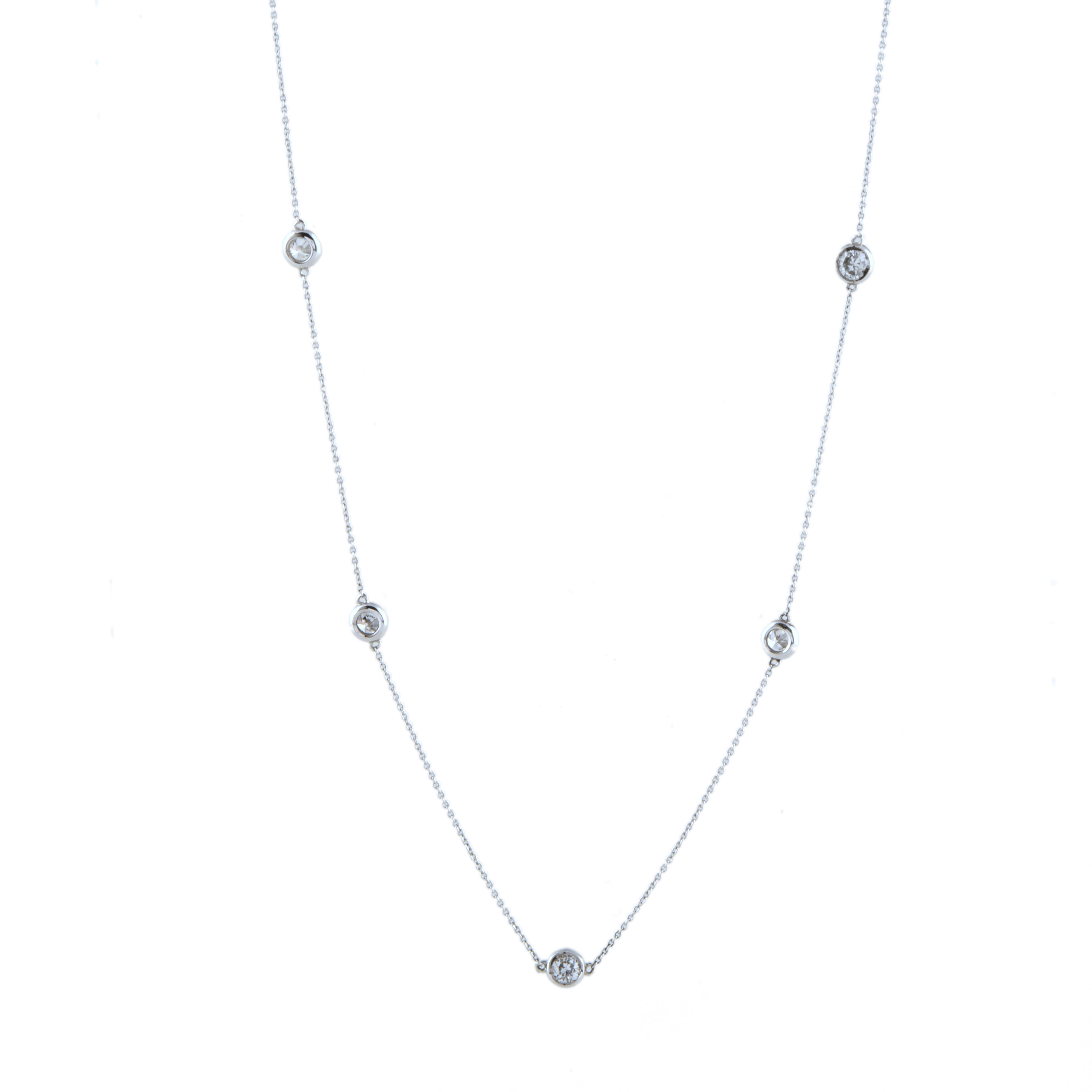 Gargantilla con cadena de eslabones y chatones de diamantes.