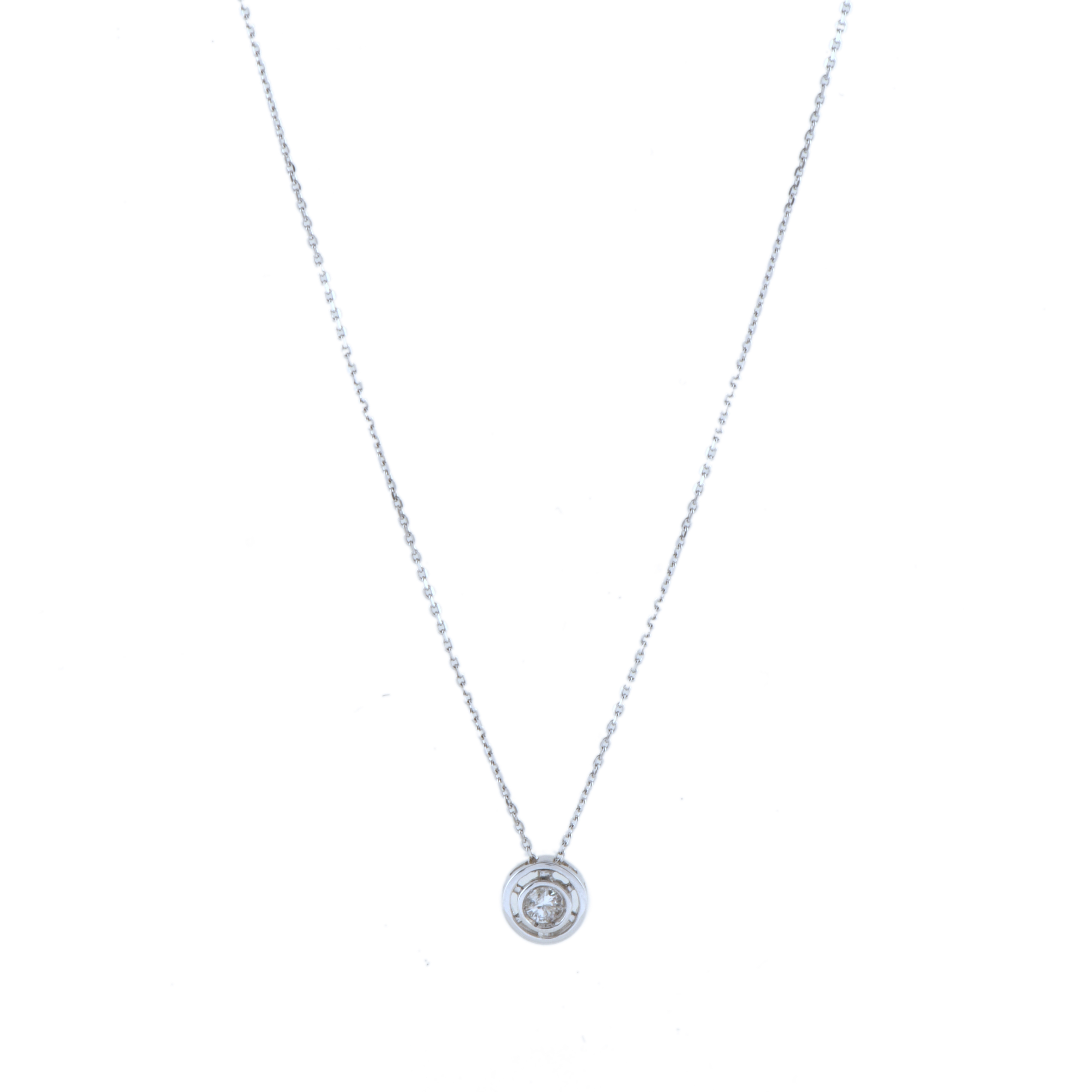 Collar con colgante con chatón de diamante.