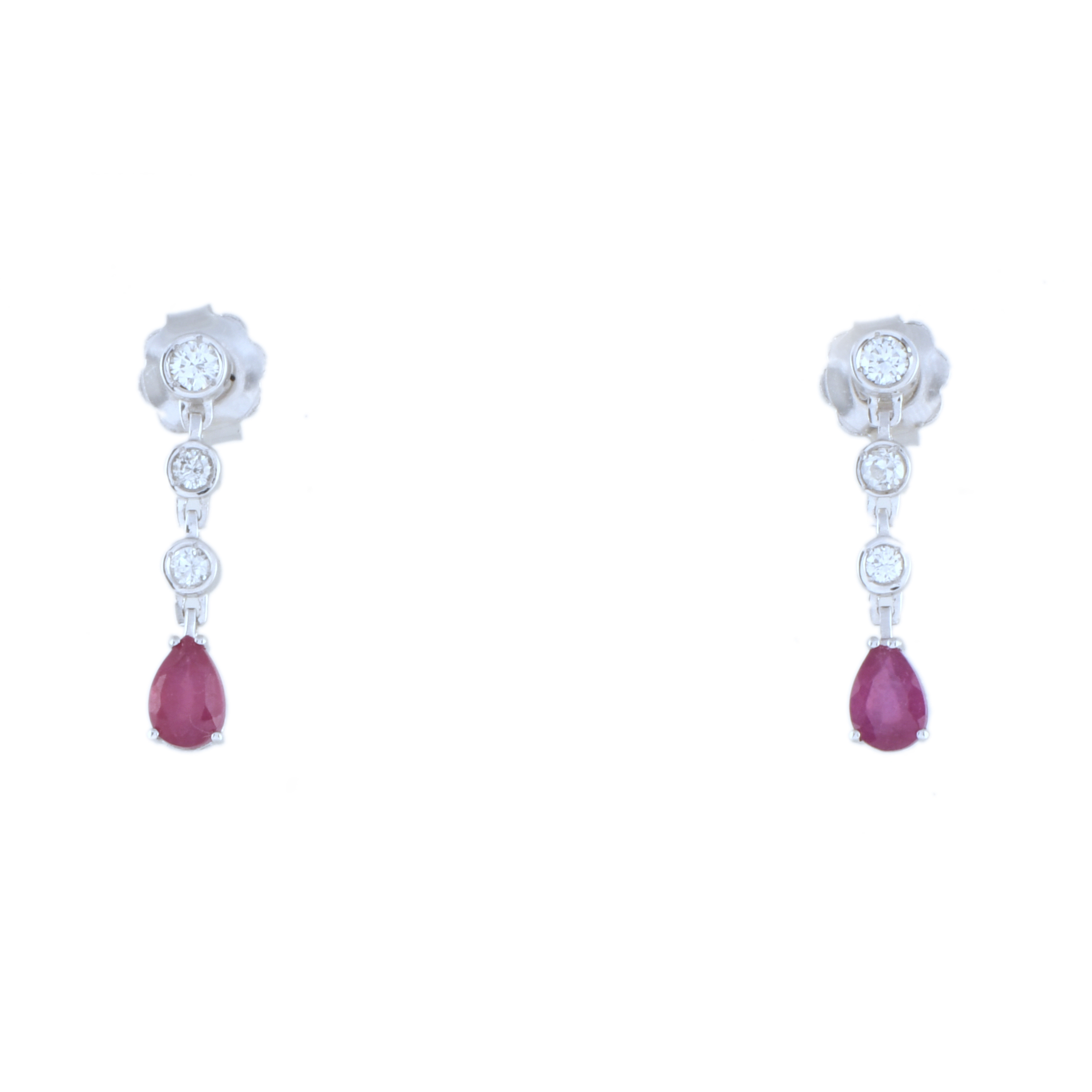 Pendientes largos con diamantes y rubíes.