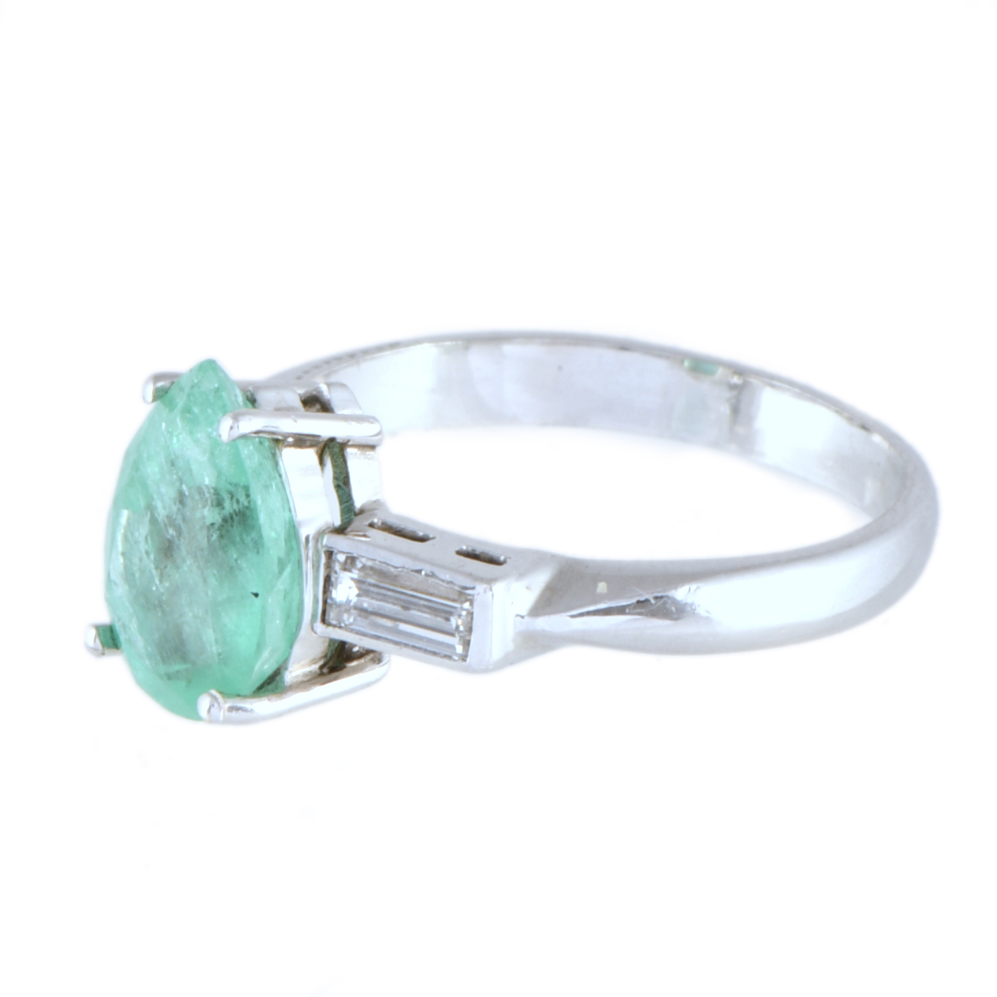 Anillo con esmeralda y diamantes.