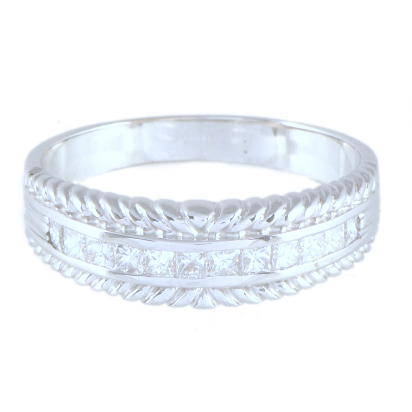 Anillo con diamantes.