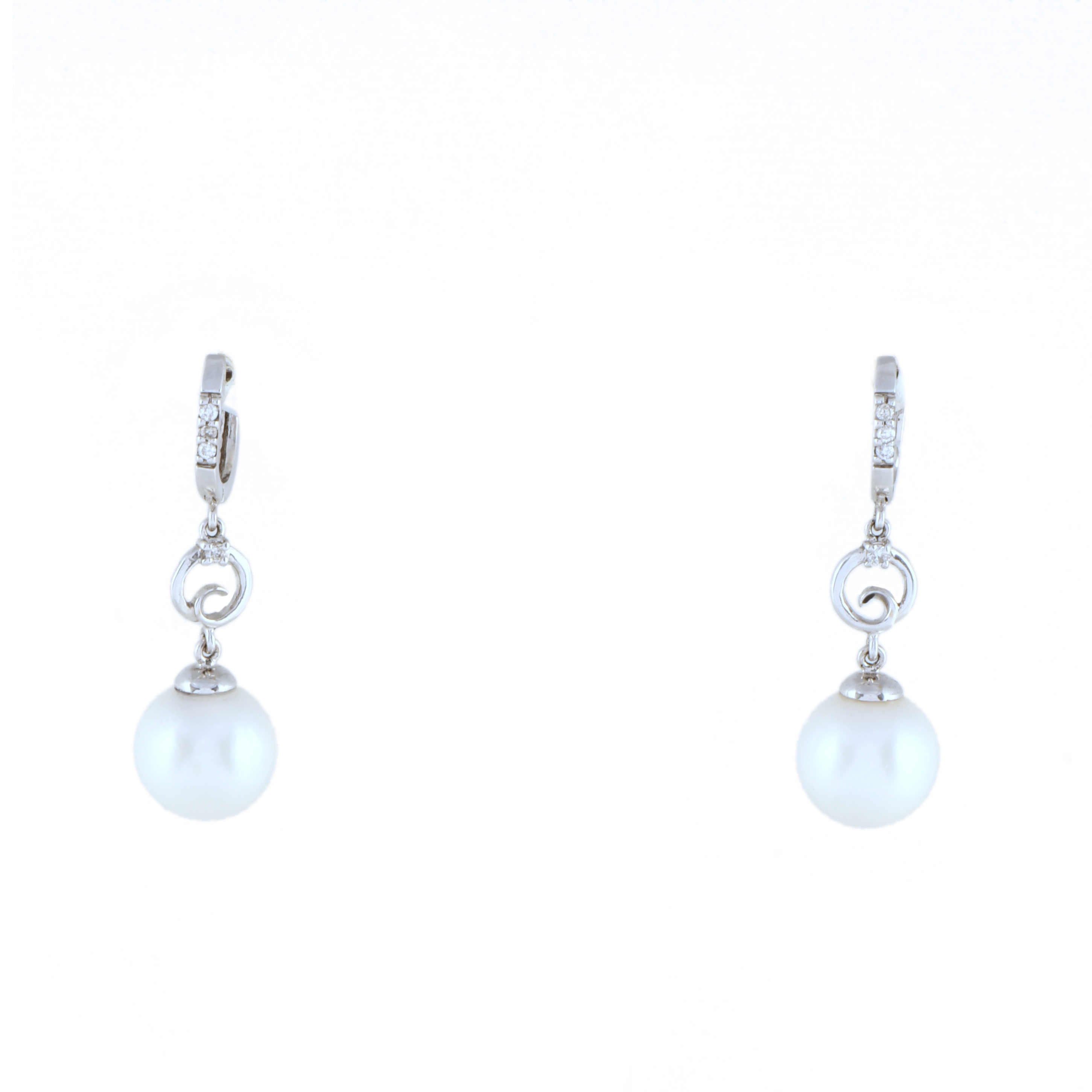 Pendientes aretes con perlas colgantes.
