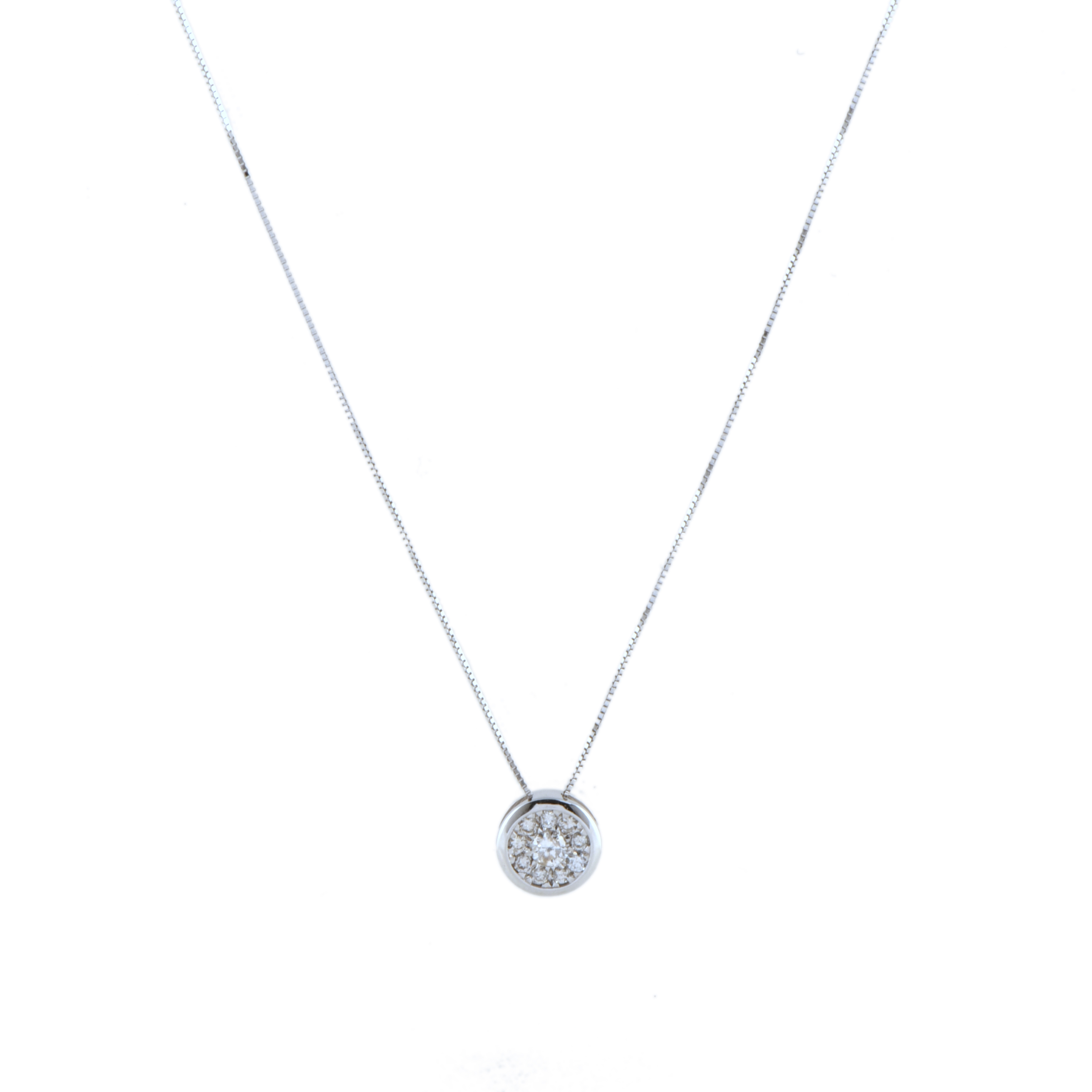 Collar con colgante con rosetón de diamantes.