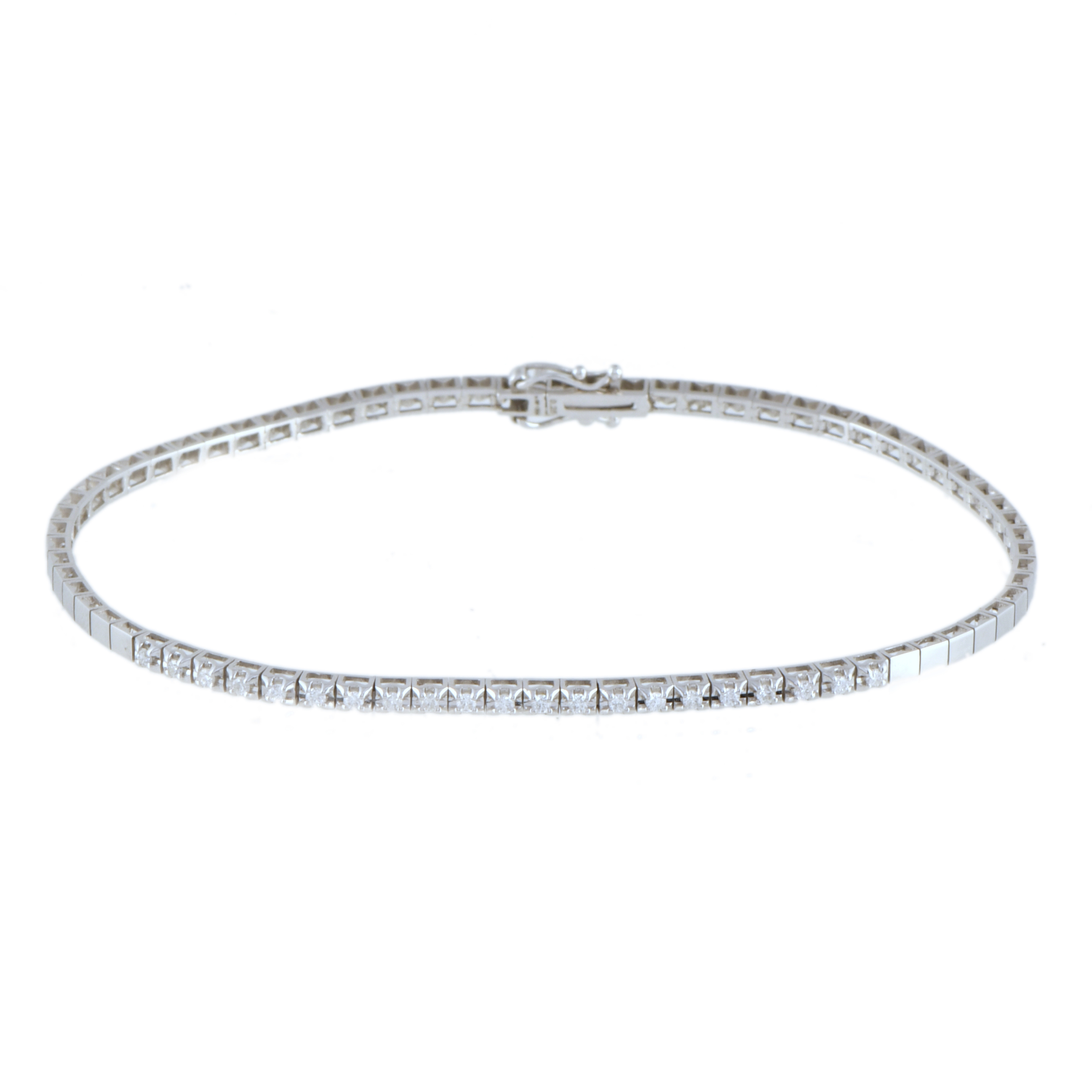 Pulsera tipo media-riviére semi-rígida con diamantes.