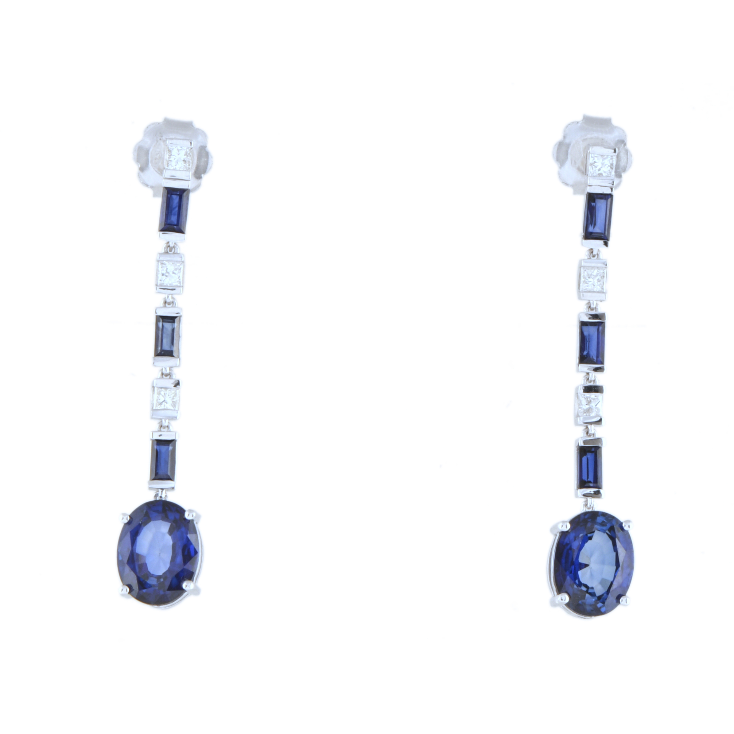 Pendientes colgantes largos con zafiros y diamantes.