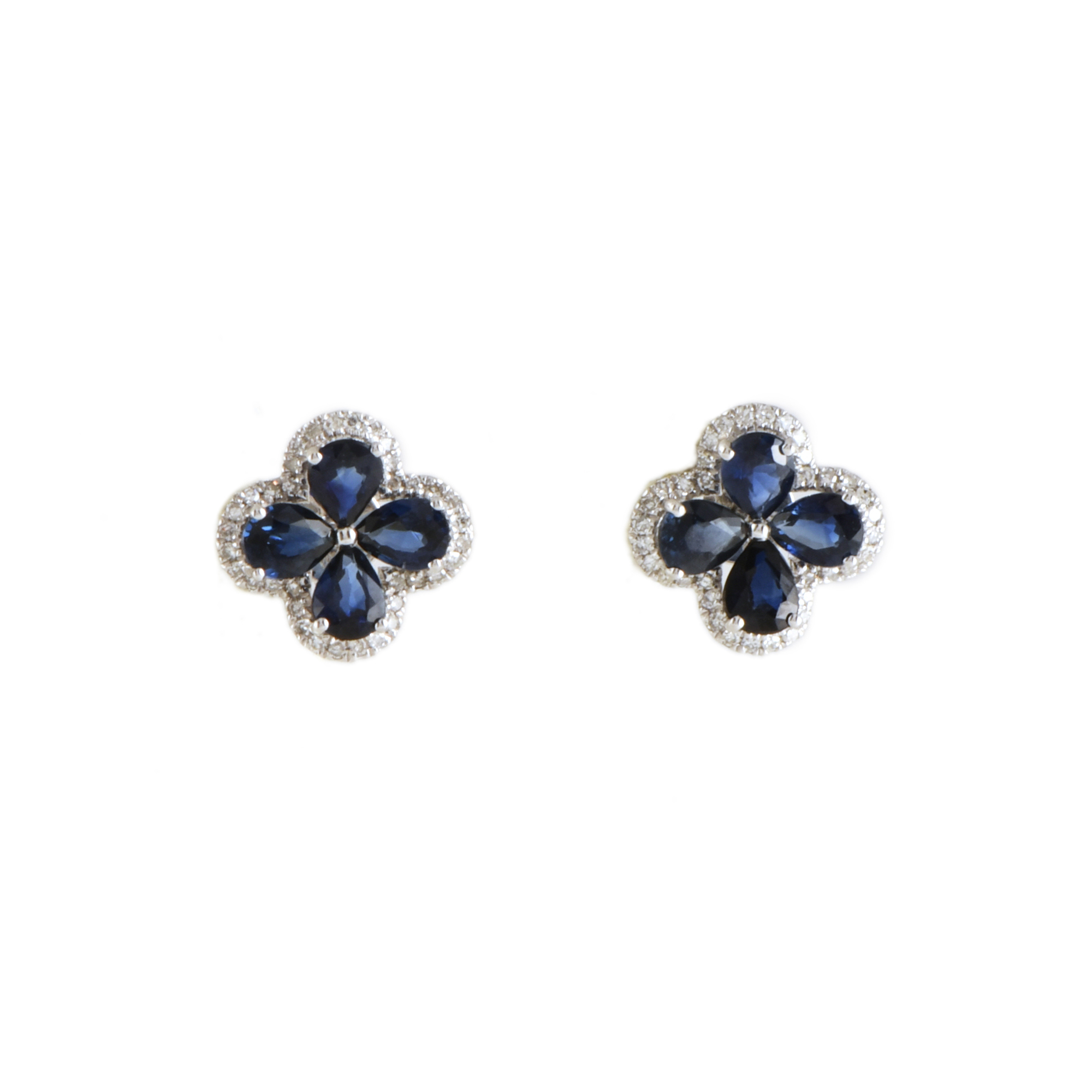 Pendientes en forma de flor con zafiros y diamantes.
