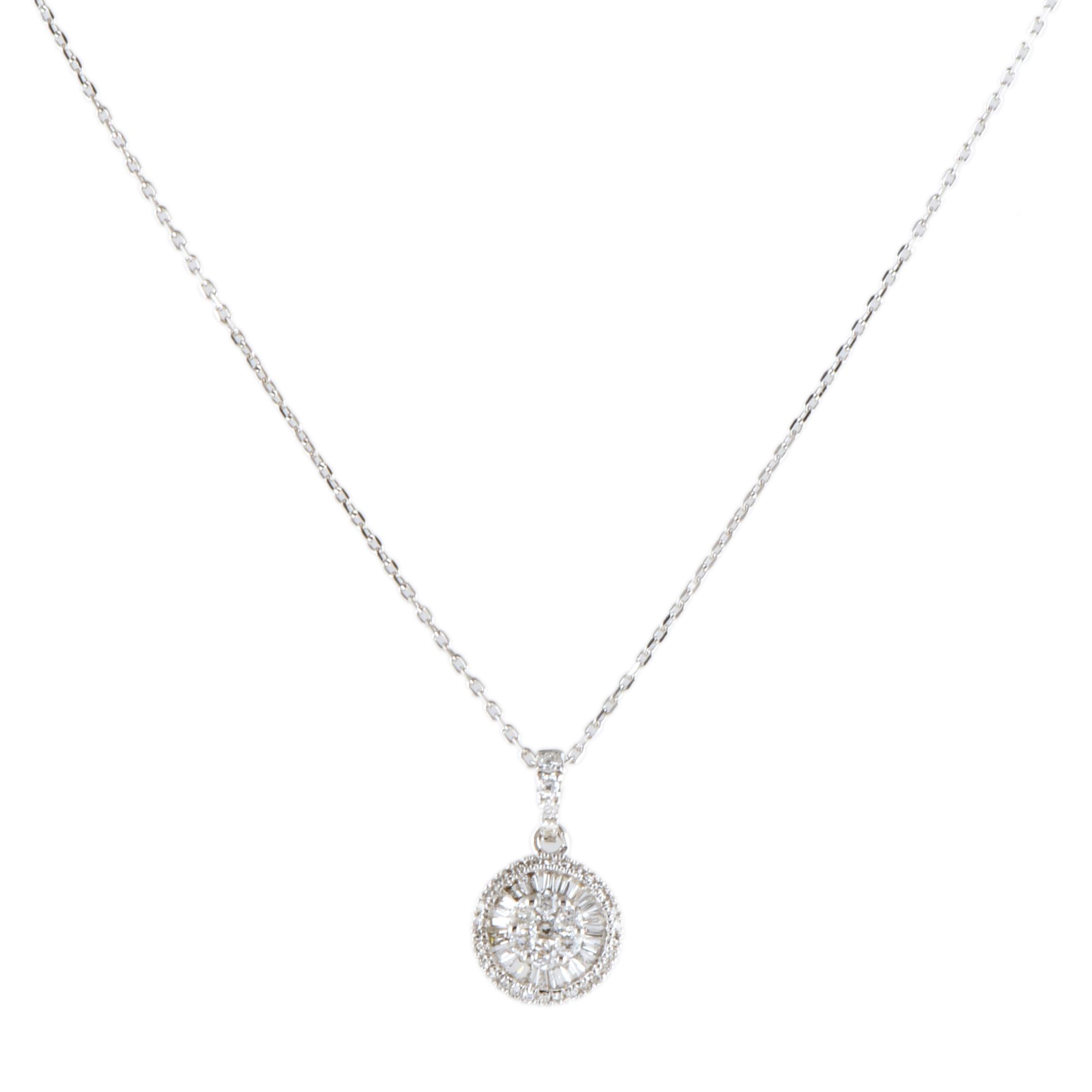Collar con colgante rueda con rosetón de diamantes.