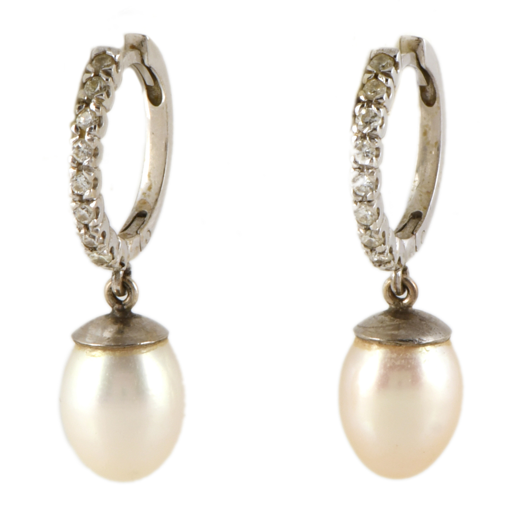 Pendientes aretes con diamantes y perlas.