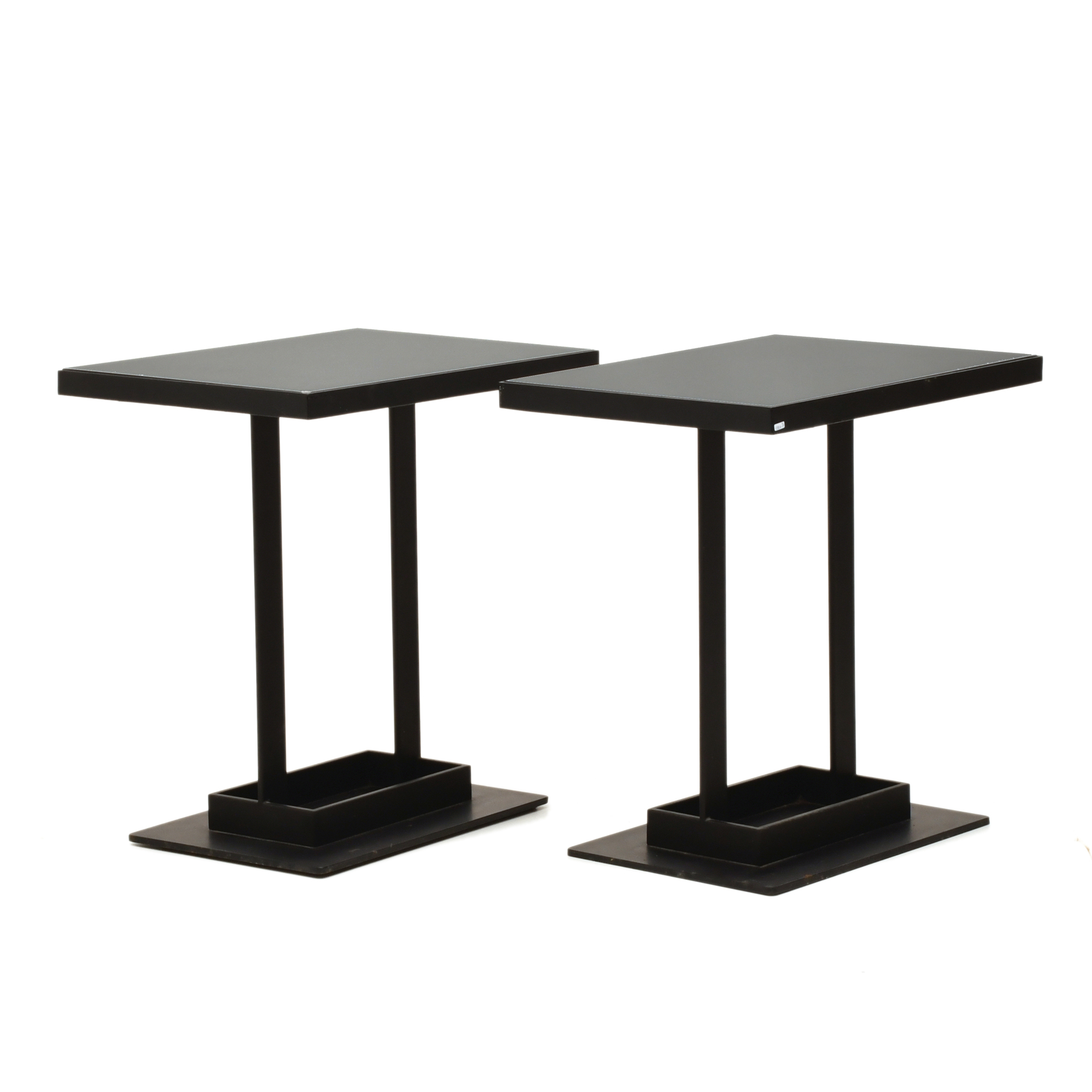 Pareja de mesas auxiliares.