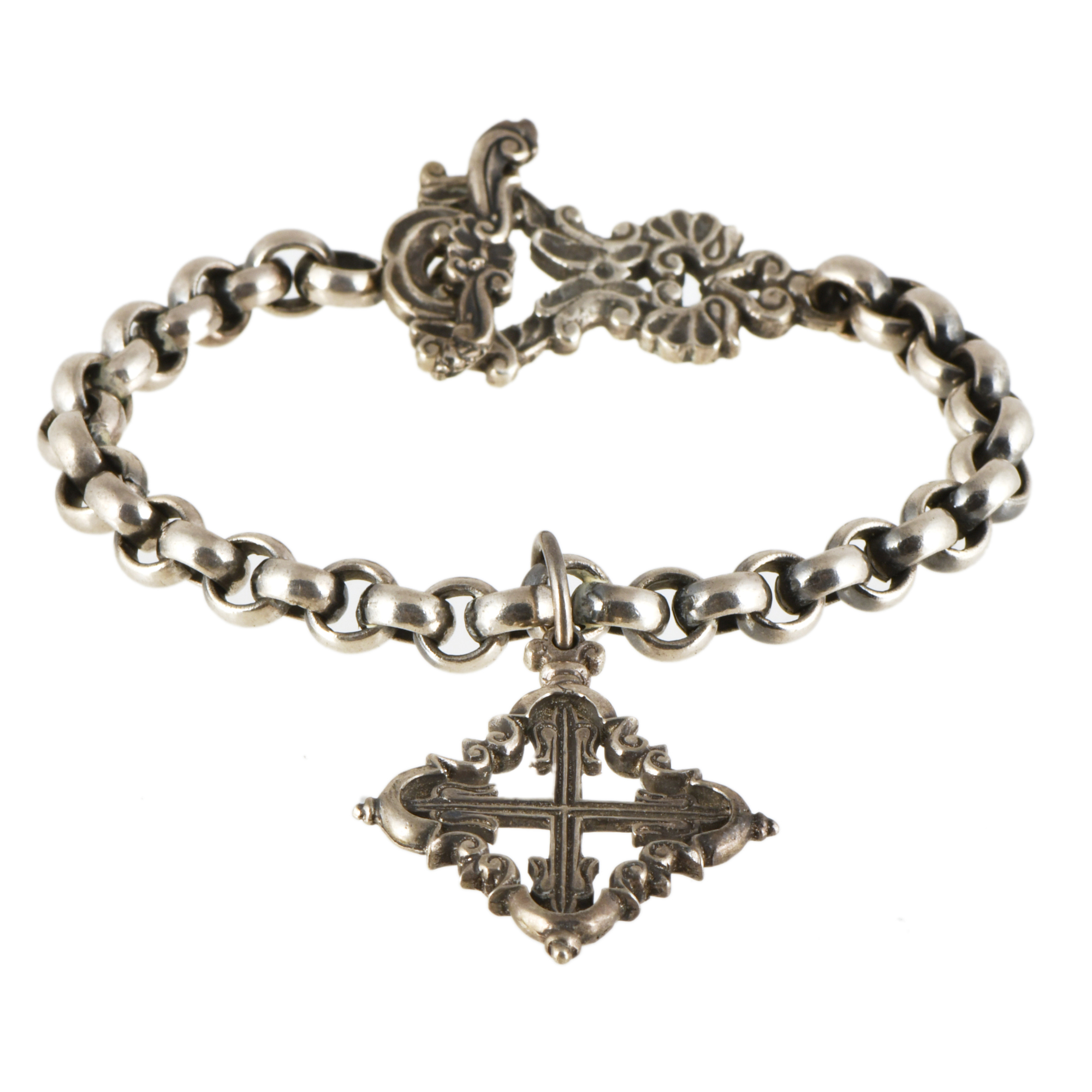 Pulsera mallorquina con colgante de la cruz de malta.