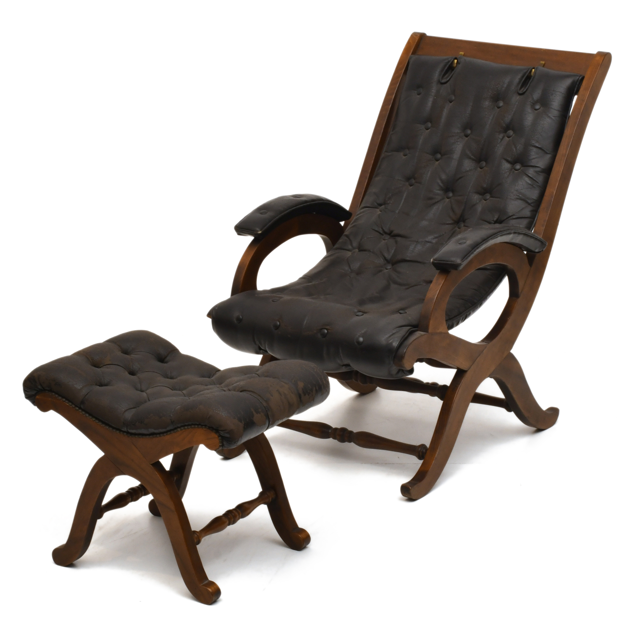 VALENTÍ. Sillón en piel con otomana, med. siglo XX. 