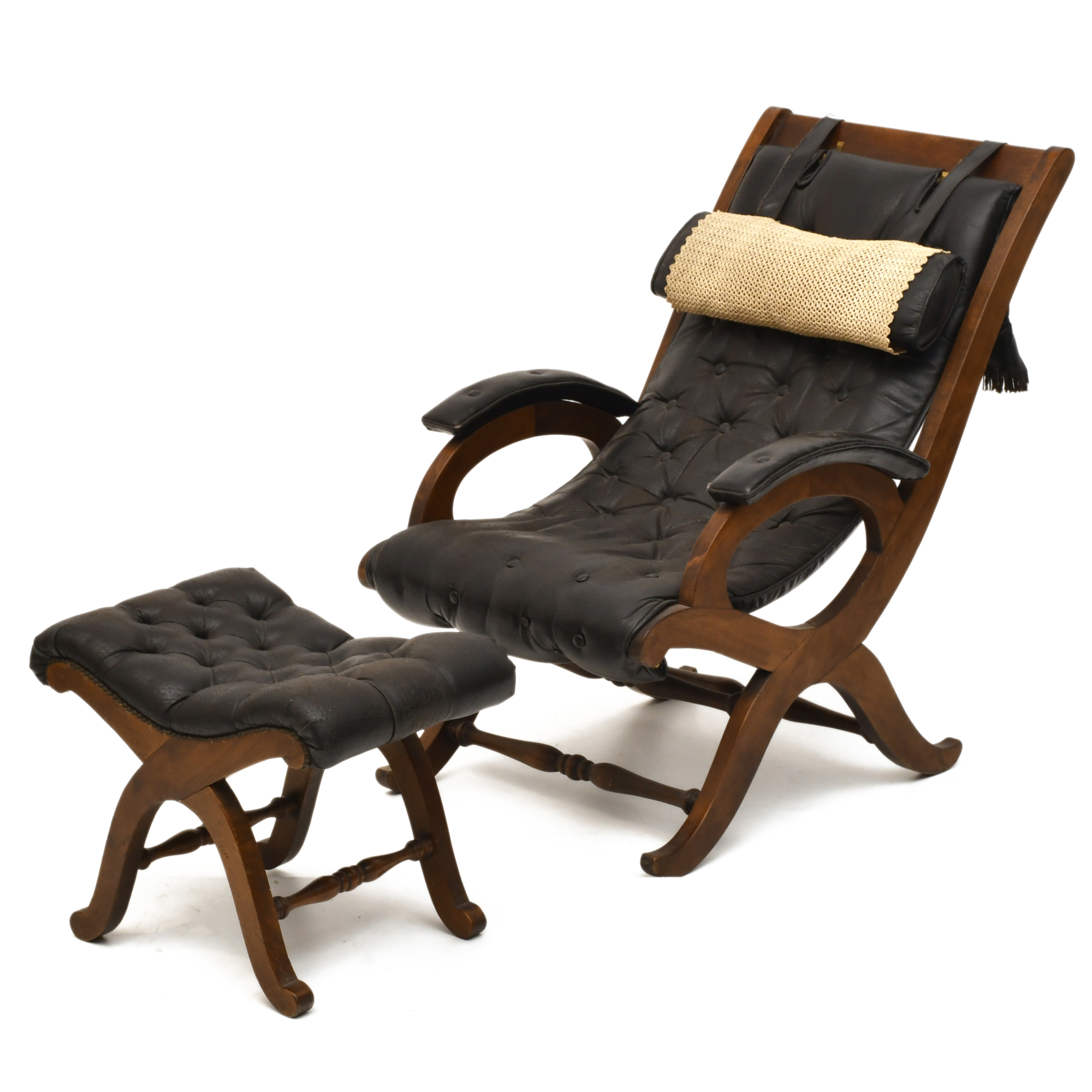 VALENTÍ. Sillón en piel con otomana, med. siglo XX. 