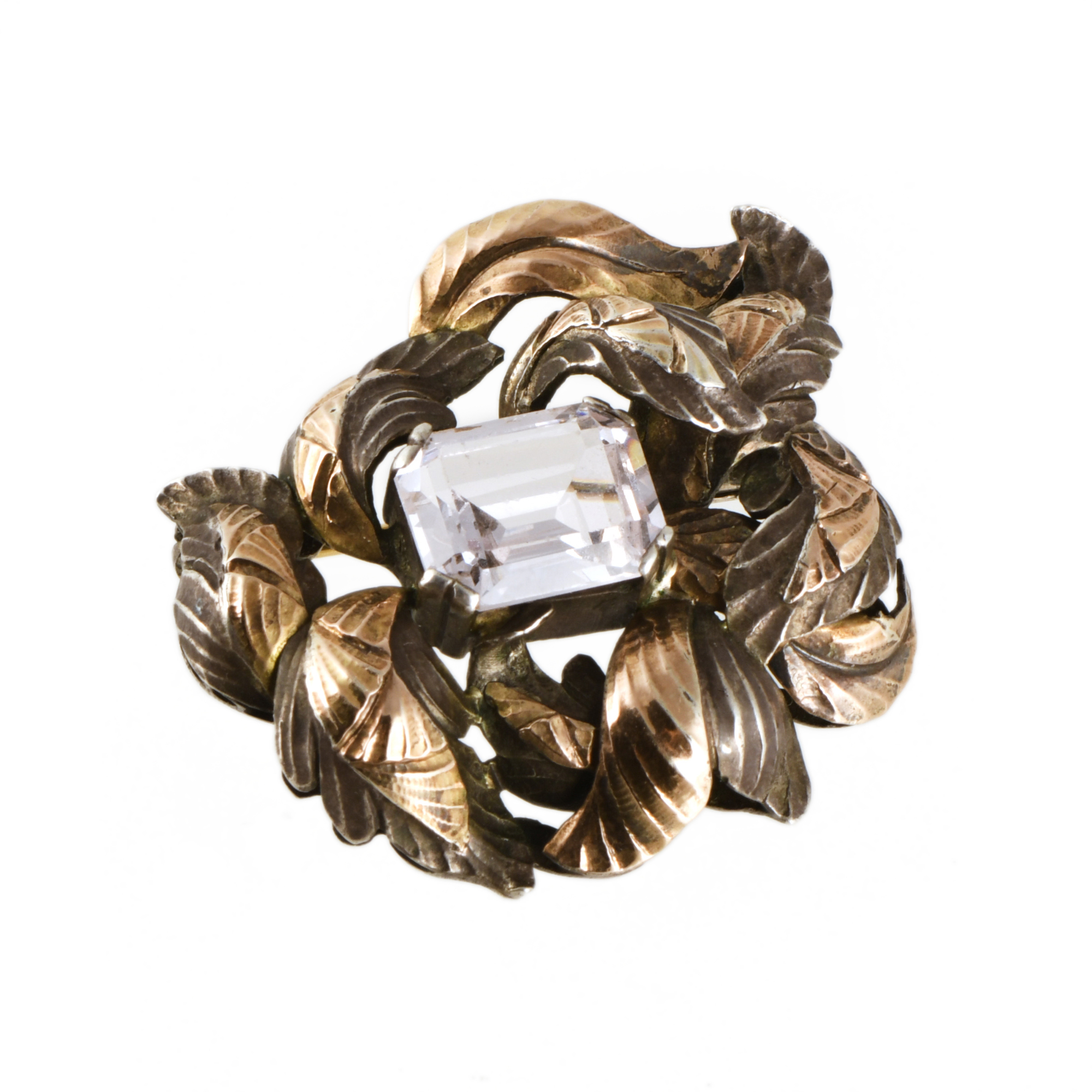 Broche modernista en forma floral con cuarzo rosa. 