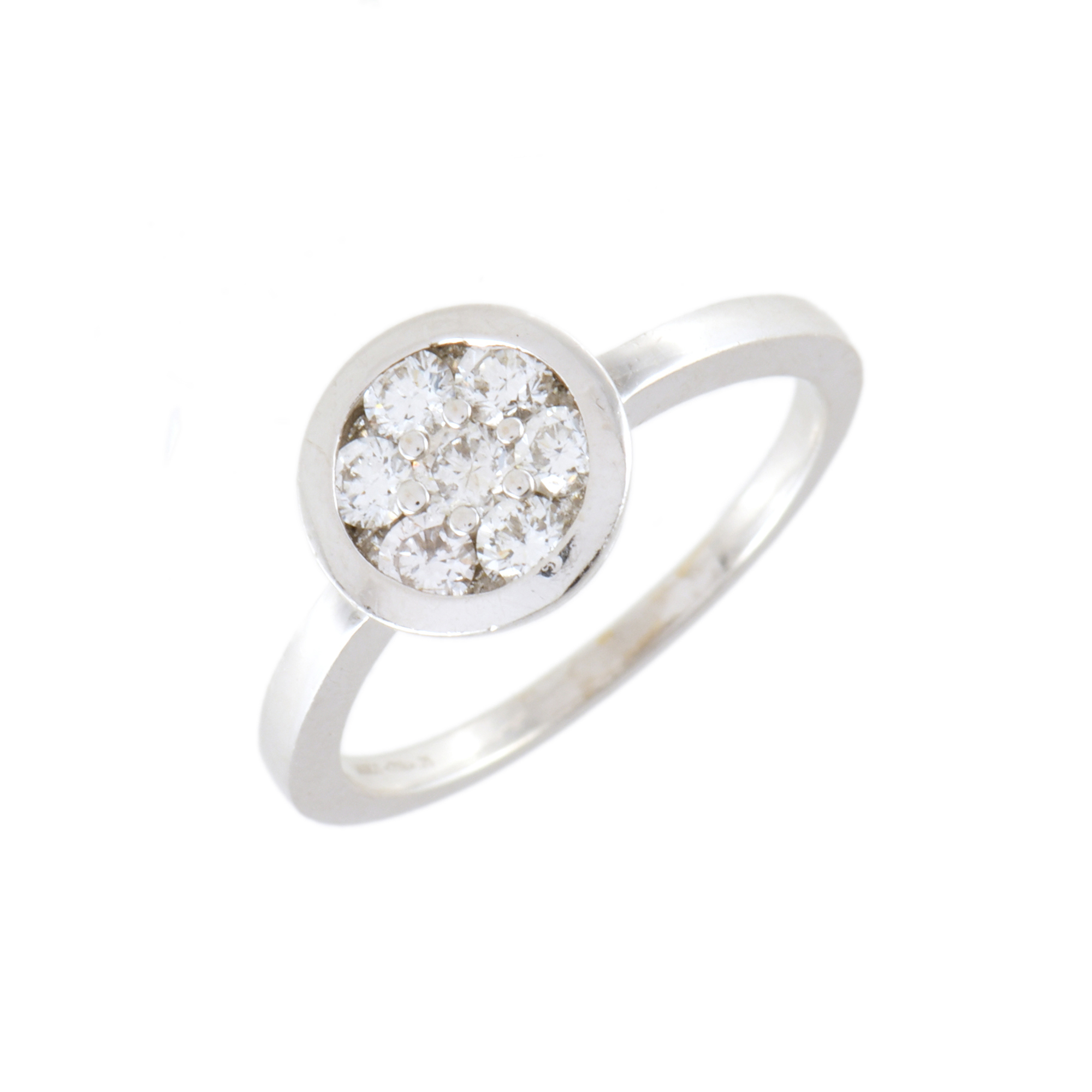 Anillo con diamantes.