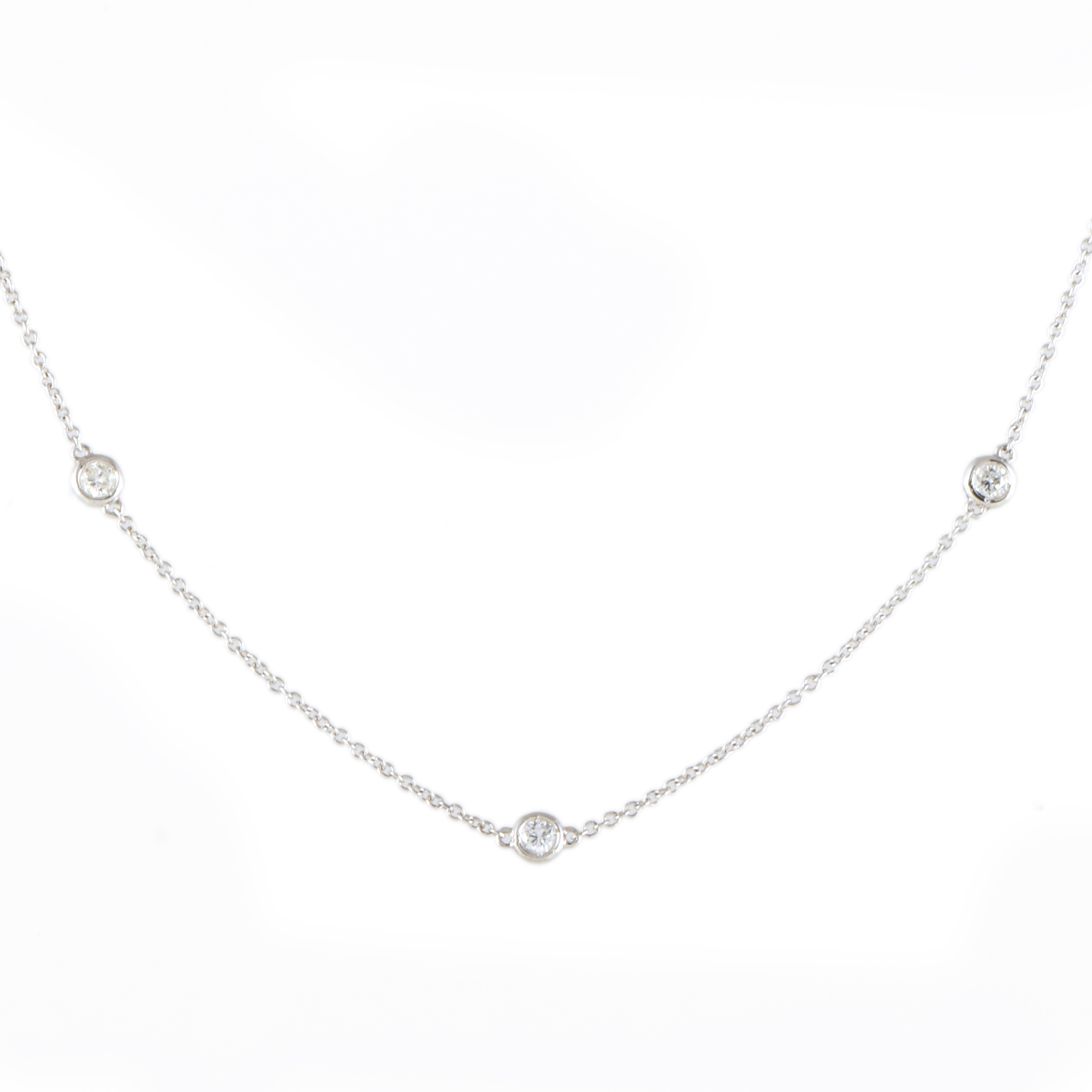 Gargantilla con chatones de diamantes.