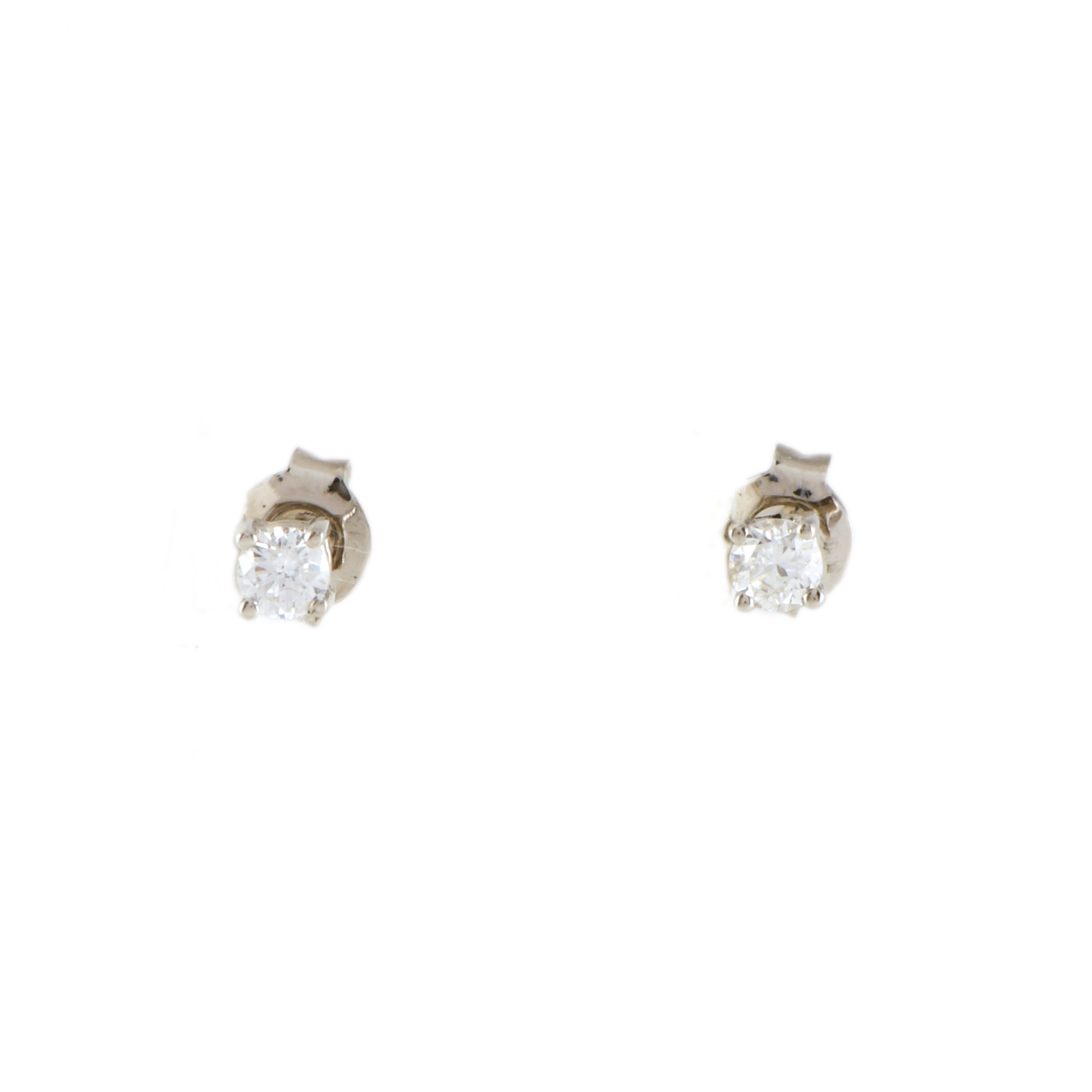 Pendientes dormilonas con diamantes.