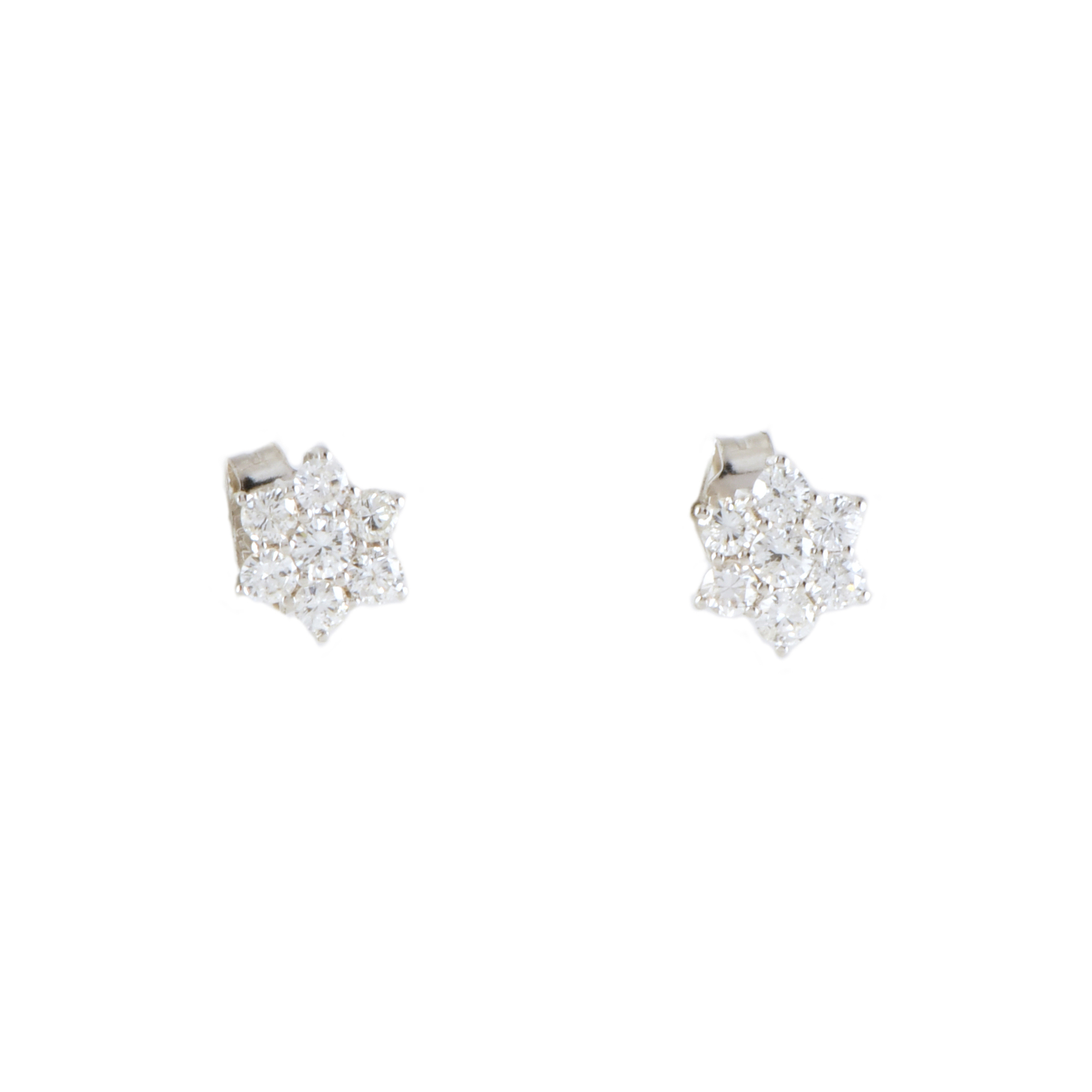 Pendientes con diamantes en forma de flor.