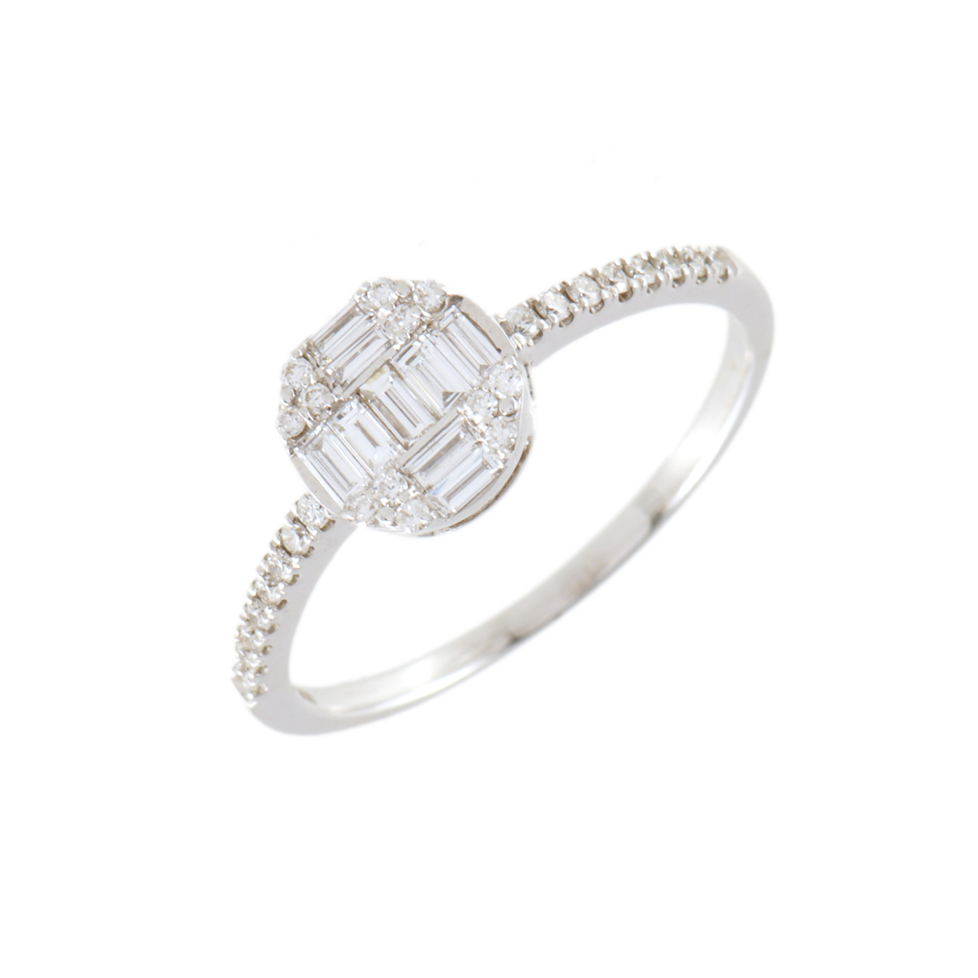 Anillo tipo sello con diamantes formando cruz.