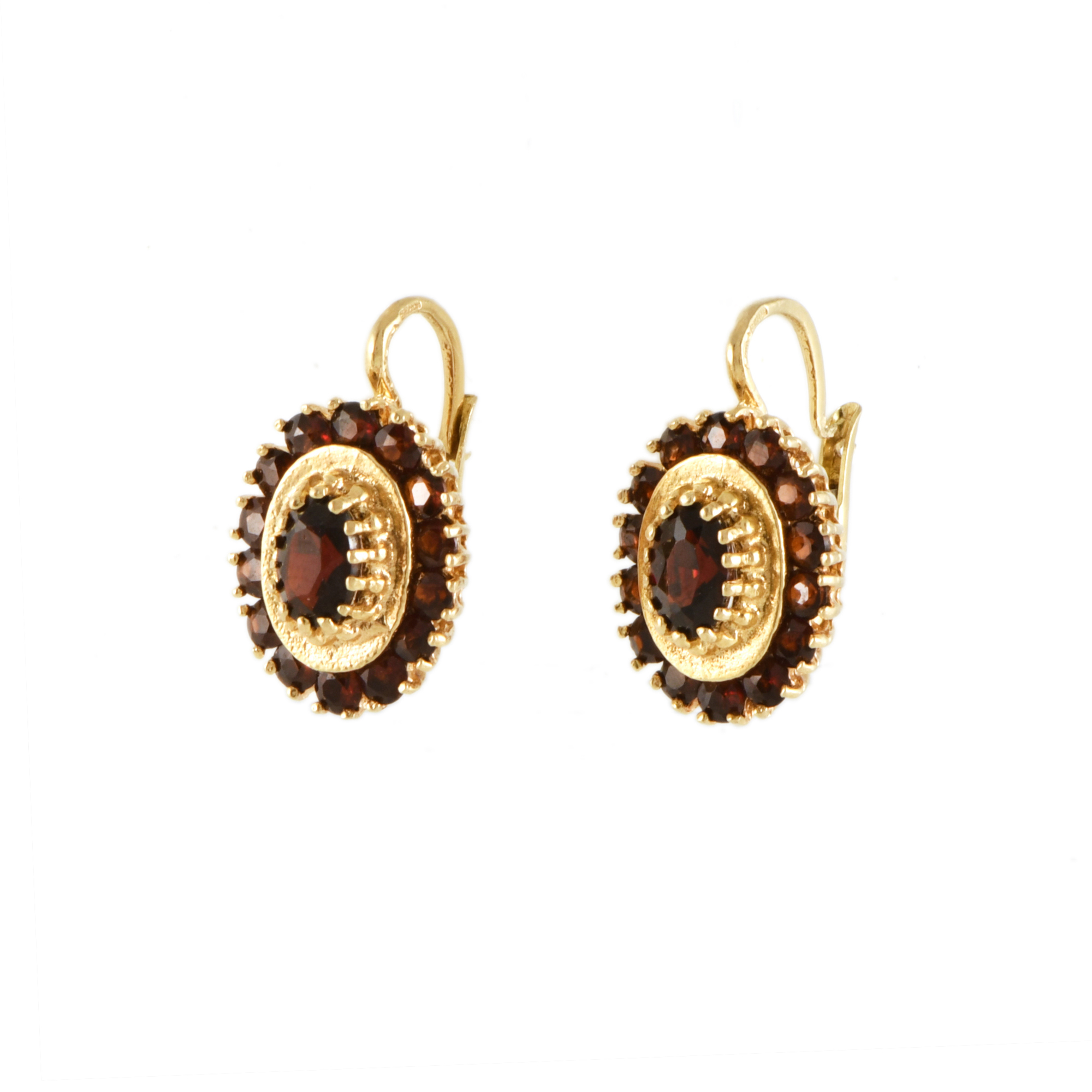 Pendientes con rosetón de granates.