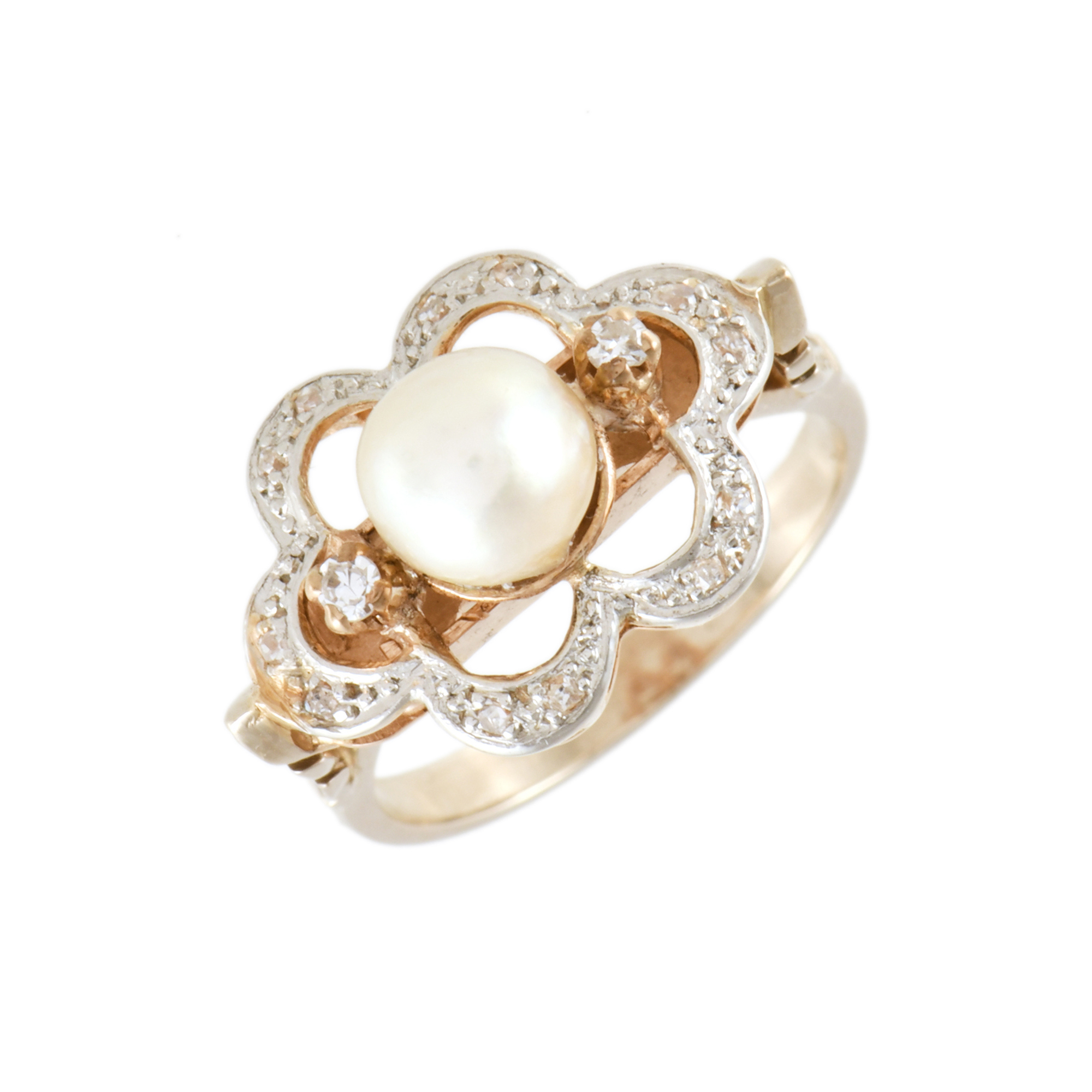 Anillo estilo art nouveau, con perla y diamantes.