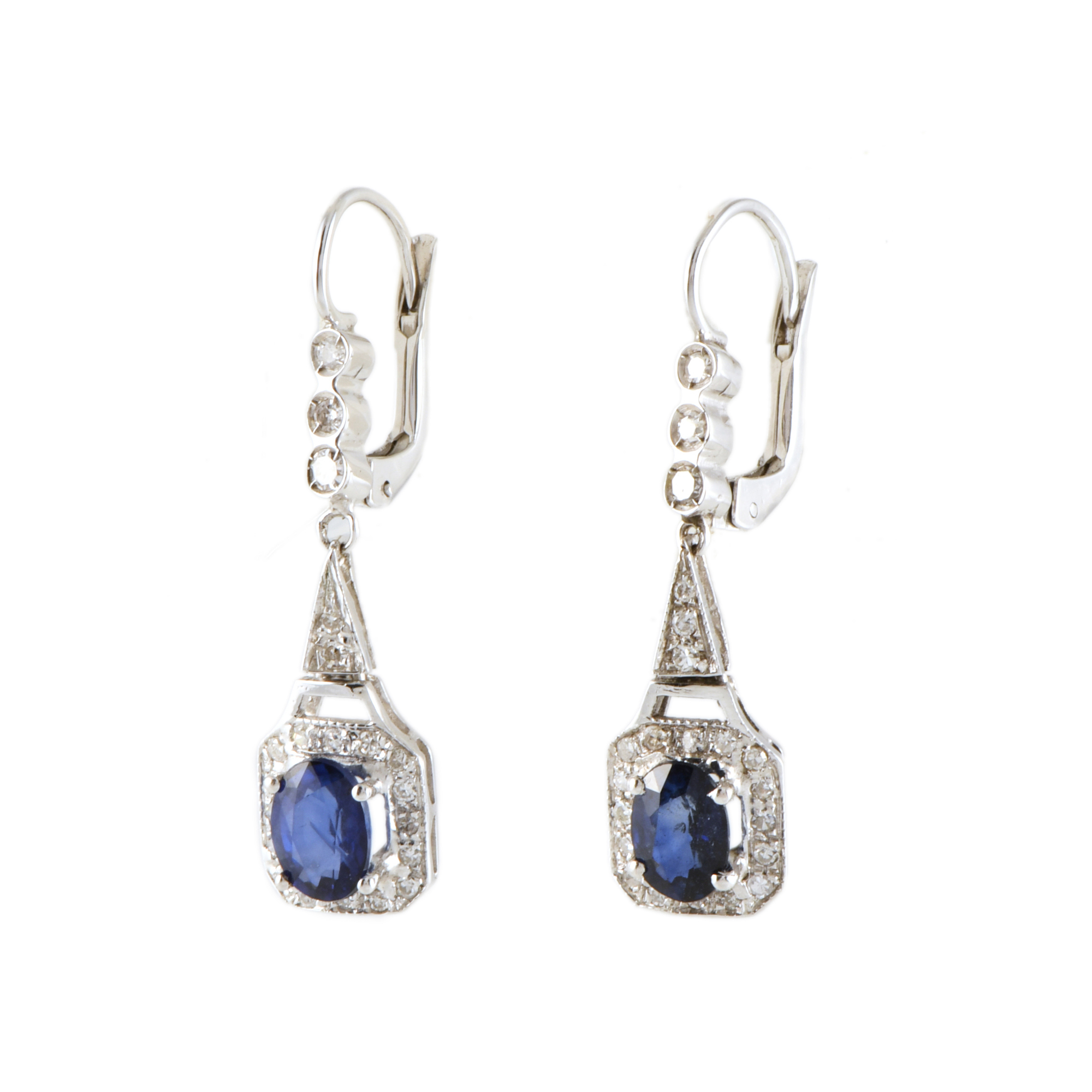 Pendientes largos con diamantes y zafiros.