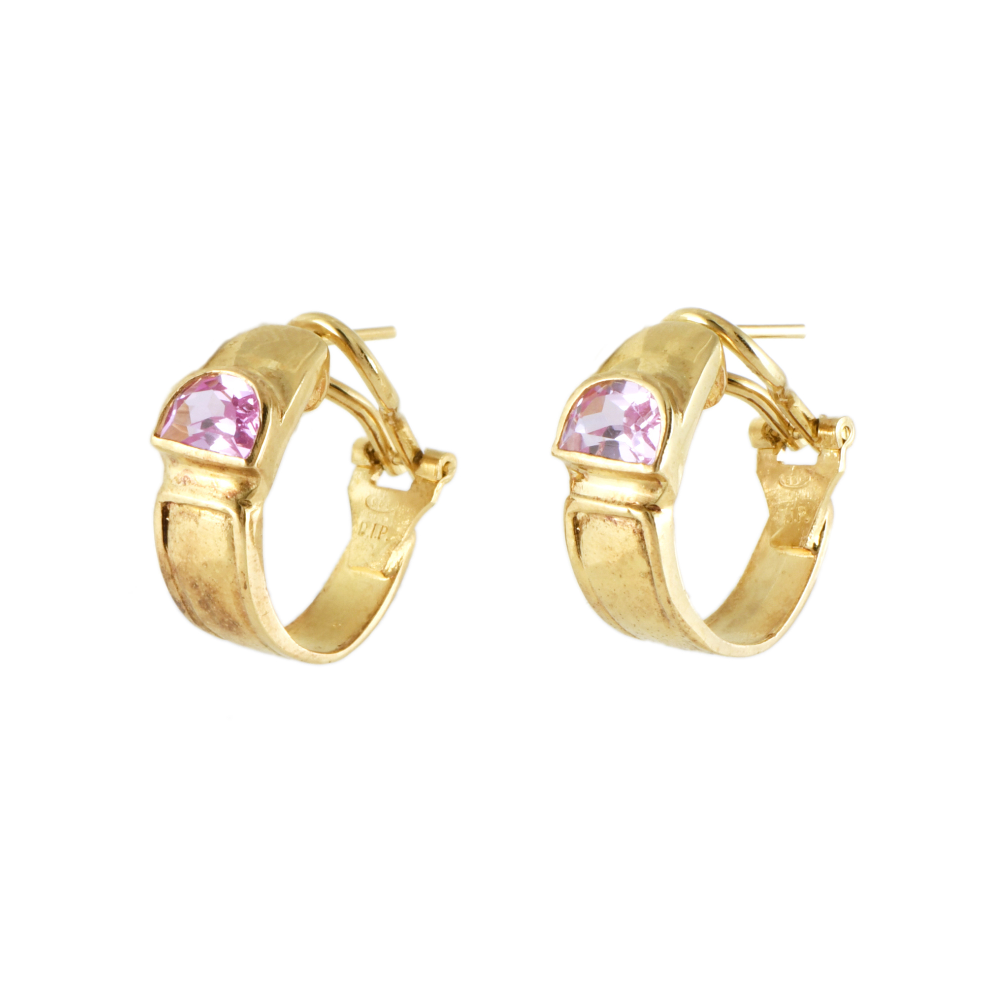 Pendientes en forma de aro con cuarzos rosas.