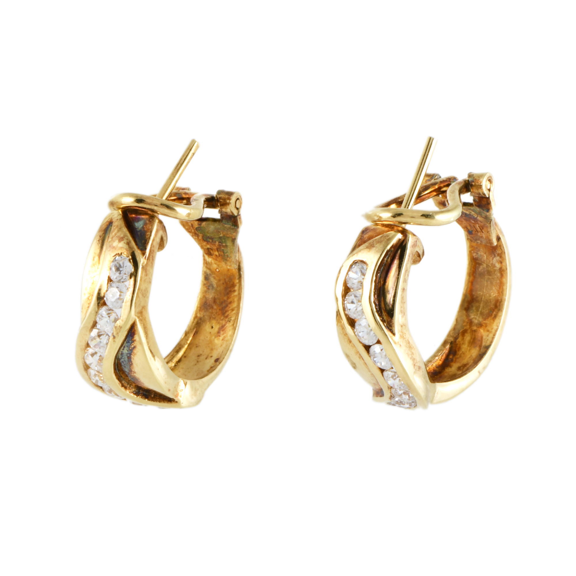 Pendientes en forma de aro con circonitas.