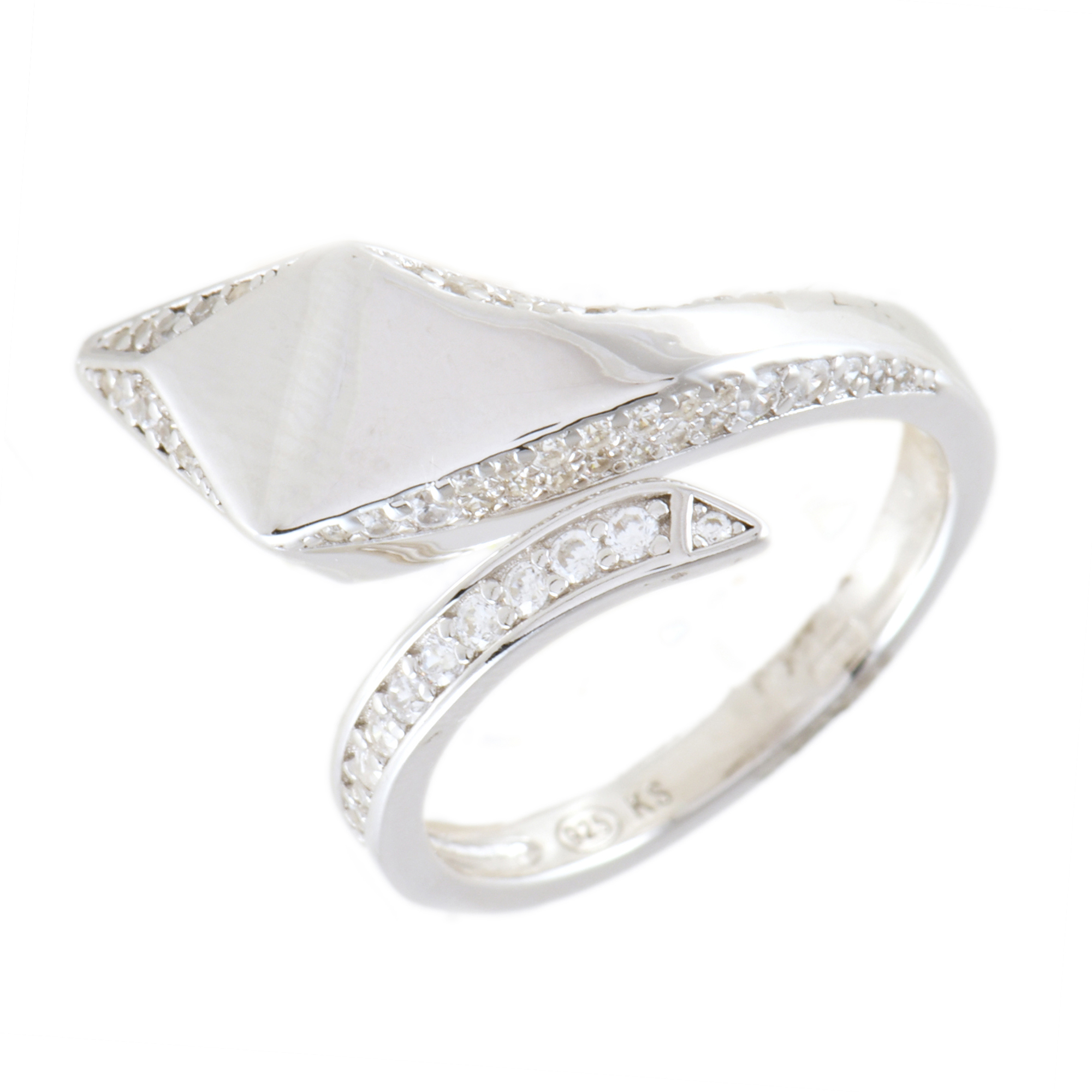 Anillo en forma de serpiente con circonitas.