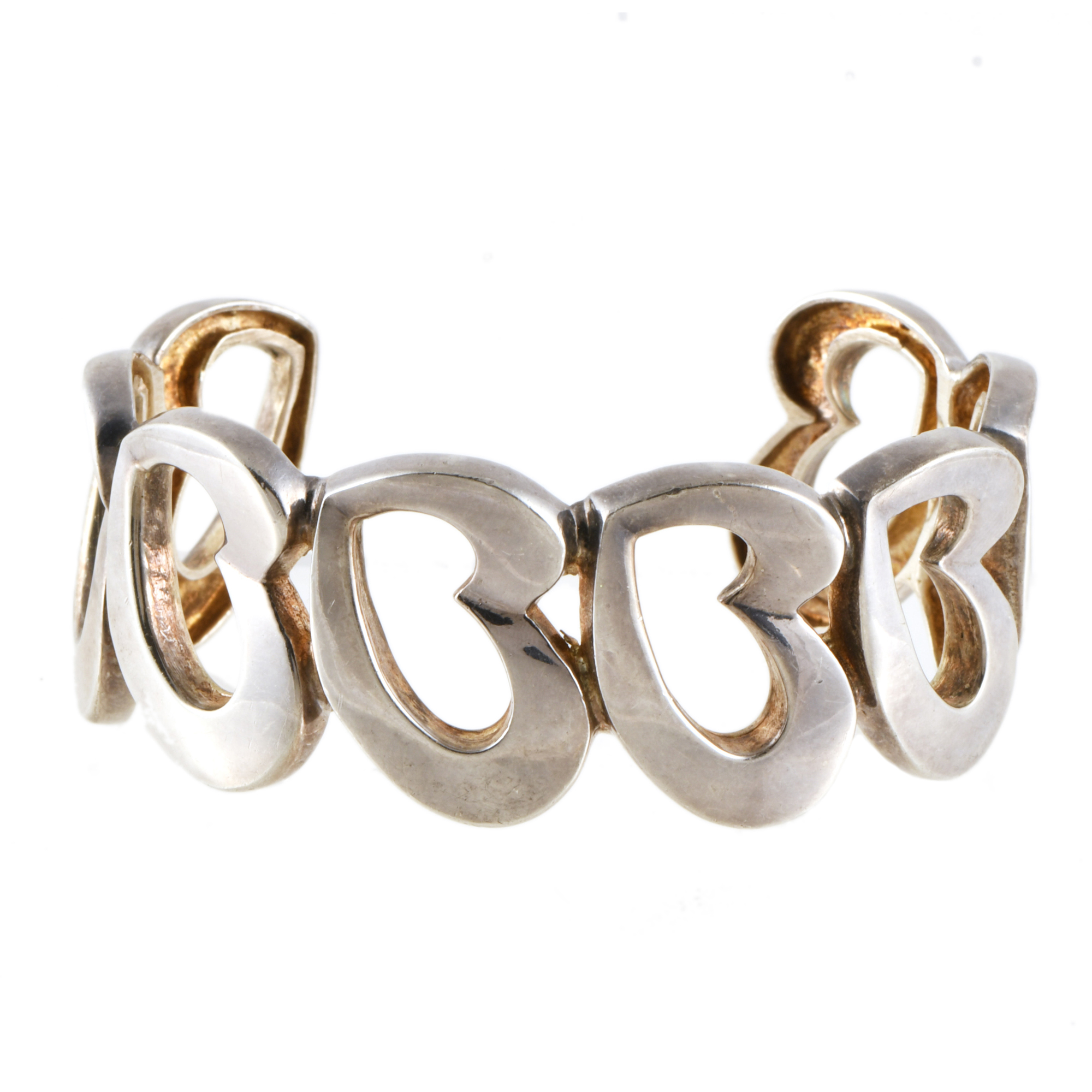 Brazalete rígido con formas de corazones.