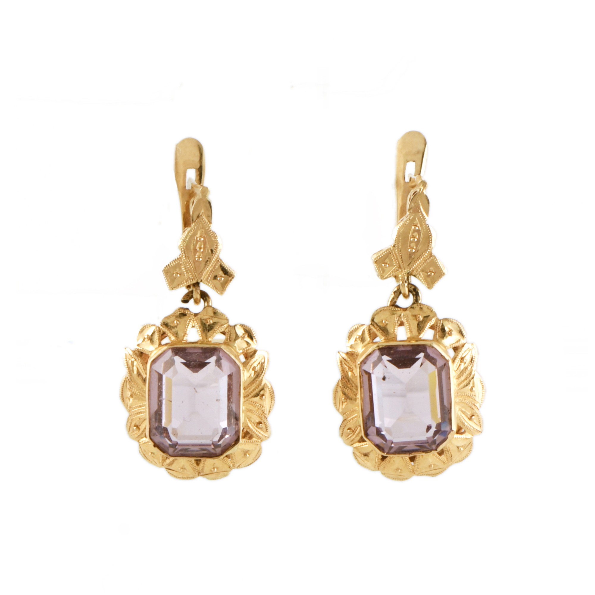 Pendientes estilo alfonsino con amatistas.