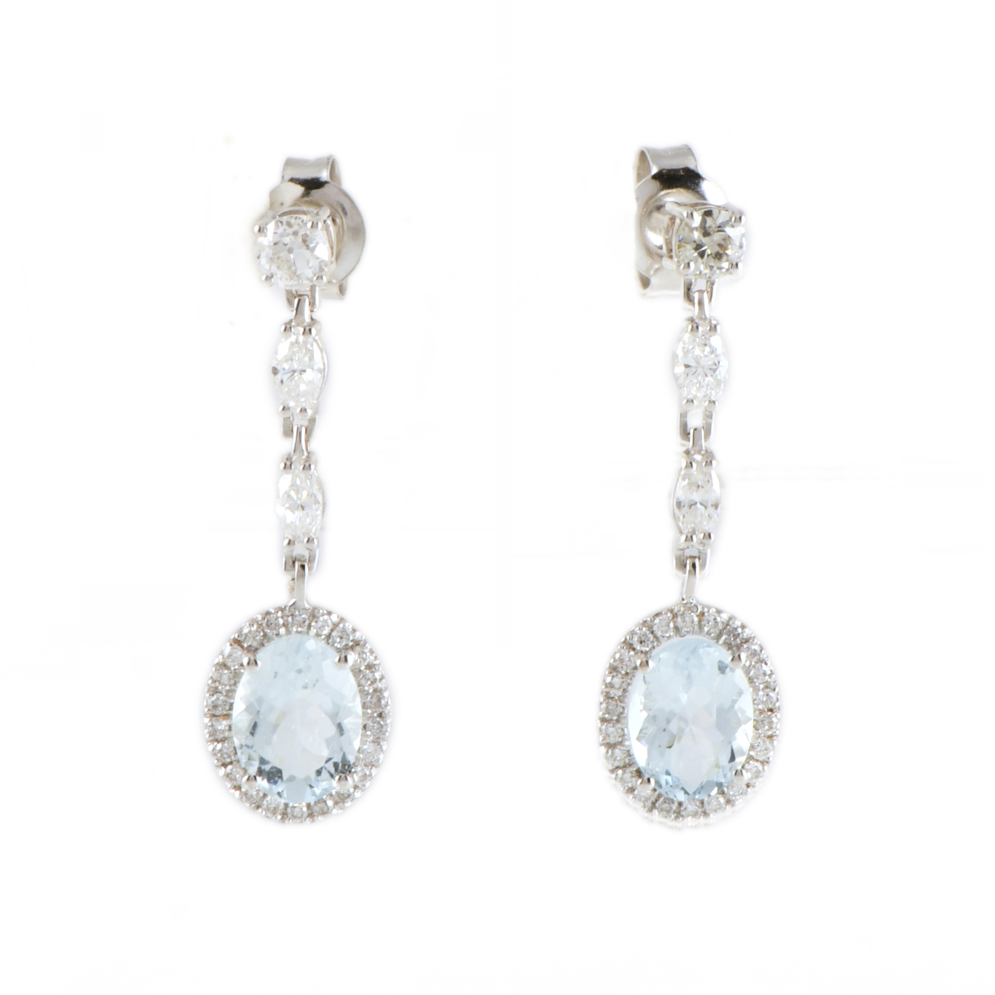 Pendientes largos con aguamarinas y rosetón de diamantes.